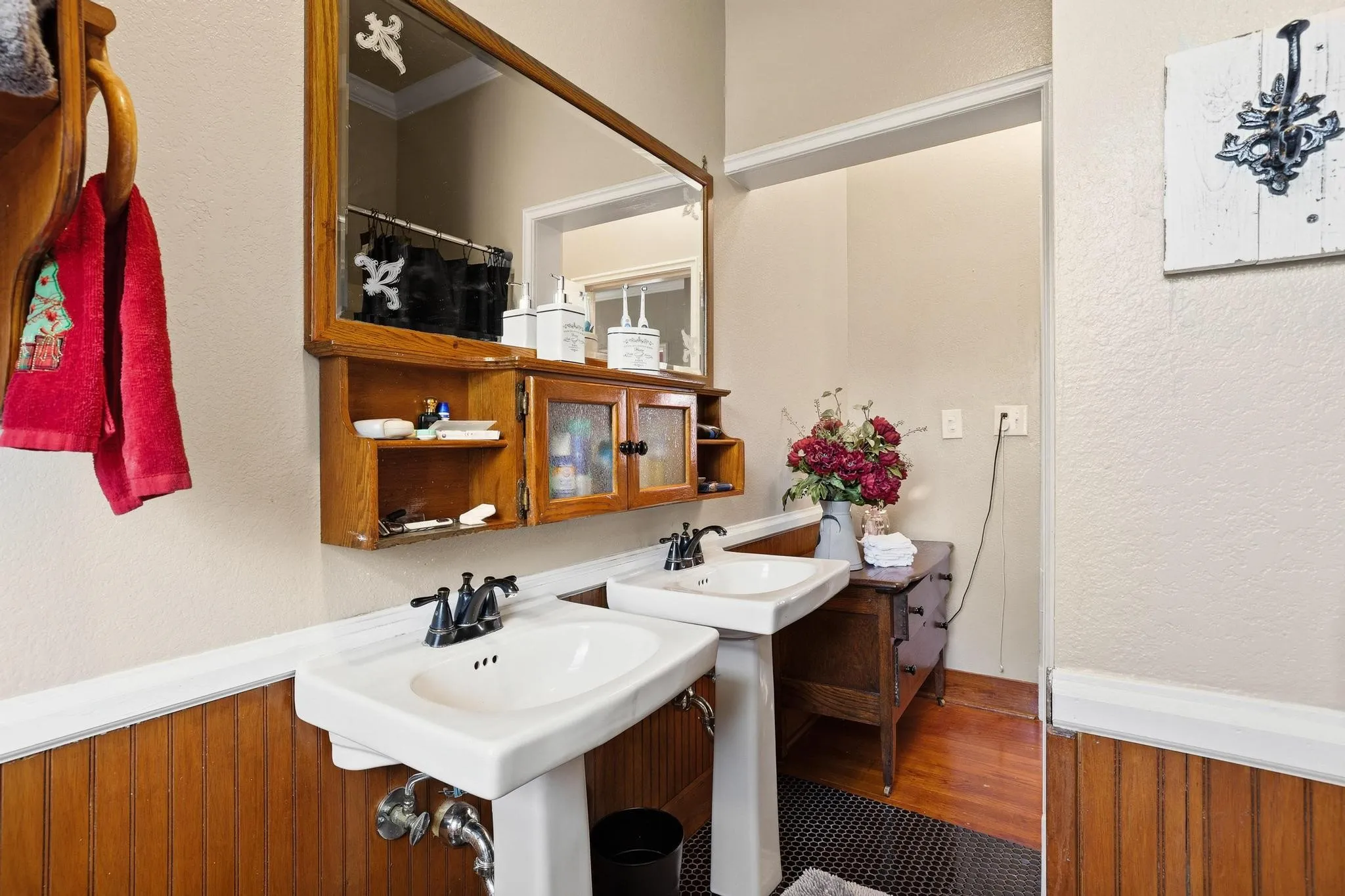 Single Family Residence For Sale in Fannin County , 304 E 9th Street, Bonham, Texas 75418, 4 Bedroom, 3 Bathroom, Garage spaces, 2,954 Sqft, built in 1929, Preowned, mls#21228645, Real Estate Agent in Bonham, Homes For Sale in Fannin county, Homes For Sale in Bonham, Realtor in Bonham Texas, Real Estate Brokerage Independent Realty Texas, Luminita Cordes Realtor