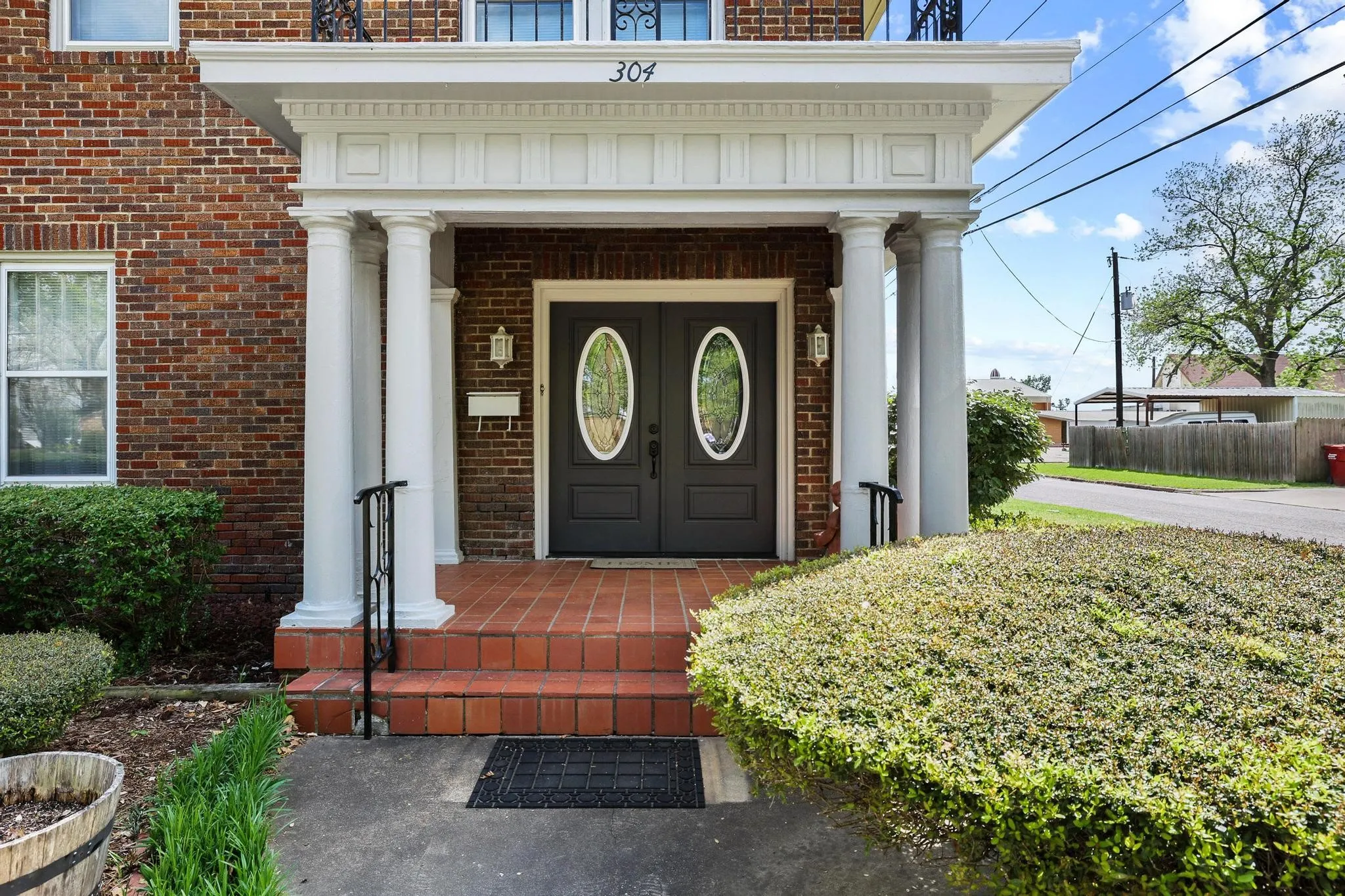 Single Family Residence For Sale in Fannin County , 304 E 9th Street, Bonham, Texas 75418, 4 Bedroom, 3 Bathroom, Garage spaces, 2,954 Sqft, built in 1929, Preowned, mls#21228645, Real Estate Agent in Bonham, Homes For Sale in Fannin county, Homes For Sale in Bonham, Realtor in Bonham Texas, Real Estate Brokerage Independent Realty Texas, Luminita Cordes Realtor
