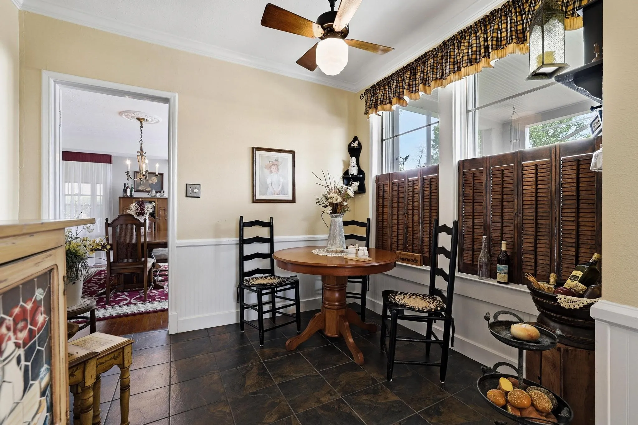Single Family Residence For Sale in Fannin County , 304 E 9th Street, Bonham, Texas 75418, 4 Bedroom, 3 Bathroom, Garage spaces, 2,954 Sqft, built in 1929, Preowned, mls#21228645, Real Estate Agent in Bonham, Homes For Sale in Fannin county, Homes For Sale in Bonham, Realtor in Bonham Texas, Real Estate Brokerage Independent Realty Texas, Luminita Cordes Realtor