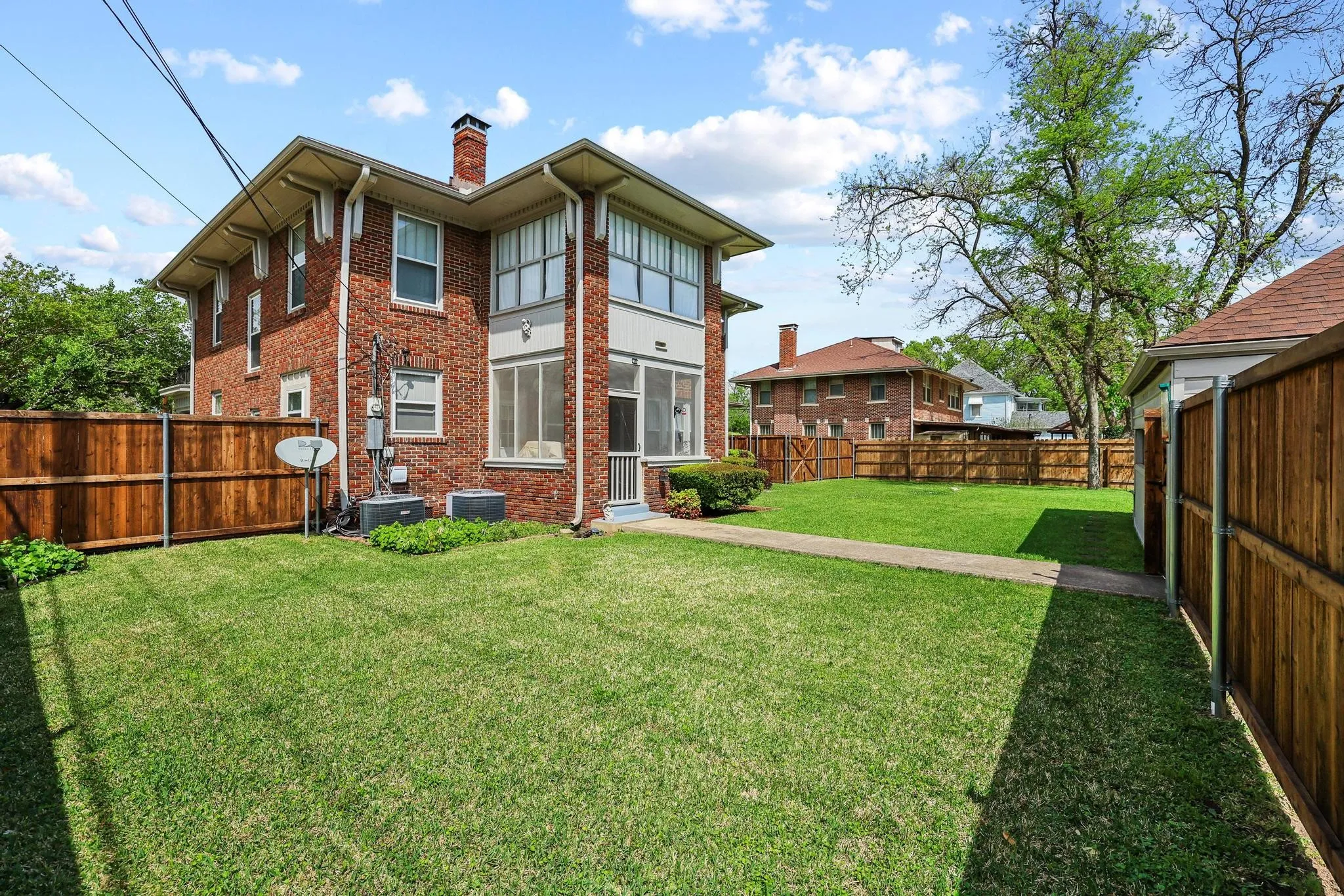 Single Family Residence For Sale in Fannin County , 304 E 9th Street, Bonham, Texas 75418, 4 Bedroom, 3 Bathroom, Garage spaces, 2,954 Sqft, built in 1929, Preowned, mls#21228645, Real Estate Agent in Bonham, Homes For Sale in Fannin county, Homes For Sale in Bonham, Realtor in Bonham Texas, Real Estate Brokerage Independent Realty Texas, Luminita Cordes Realtor
