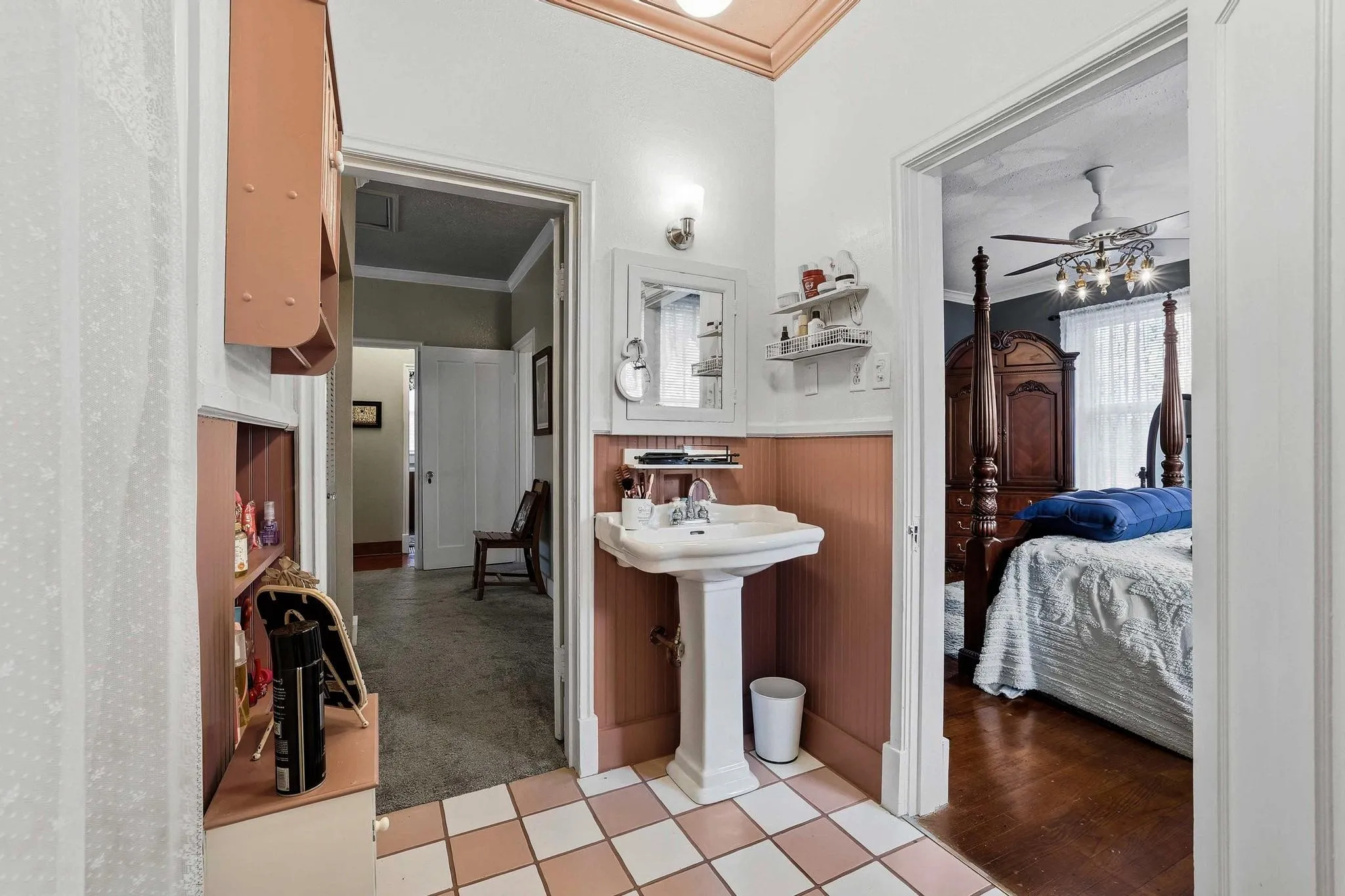 Single Family Residence For Sale in Fannin County , 304 E 9th Street, Bonham, Texas 75418, 4 Bedroom, 3 Bathroom, Garage spaces, 2,954 Sqft, built in 1929, Preowned, mls#21228645, Real Estate Agent in Bonham, Homes For Sale in Fannin county, Homes For Sale in Bonham, Realtor in Bonham Texas, Real Estate Brokerage Independent Realty Texas, Luminita Cordes Realtor