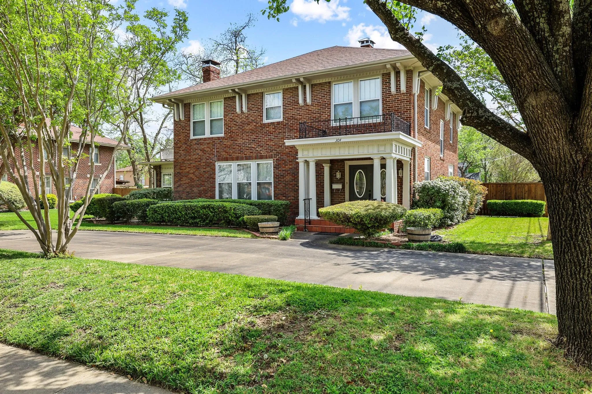 Single Family Residence For Sale in Fannin County , 304 E 9th Street, Bonham, Texas 75418, 4 Bedroom, 3 Bathroom, Garage spaces, 2,954 Sqft, built in 1929, Preowned, mls#21228645, Real Estate Agent in Bonham, Homes For Sale in Fannin county, Homes For Sale in Bonham, Realtor in Bonham Texas, Real Estate Brokerage Independent Realty Texas, Luminita Cordes Realtor