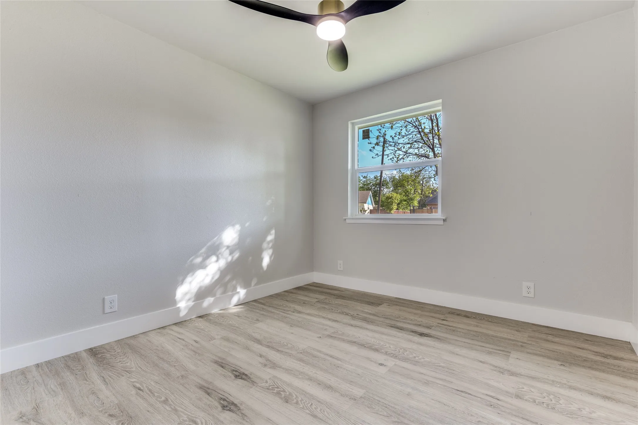 Single Family Residence For Sale in Dallas County , 14234 Queens Chapel Road, Farmers Branch, Texas 75234, 4 Bedroom, 3 Bathroom, 1 Garage spaces, 1,416 Sqft, built in 1960, Preowned, mls#21228421, Real Estate Agent in Farmers Branch, Homes For Sale in Dallas county, Homes For Sale in Farmers Branch, Realtor in Farmers Branch Texas, Real Estate Brokerage Independent Realty Texas, Luminita Cordes Realtor