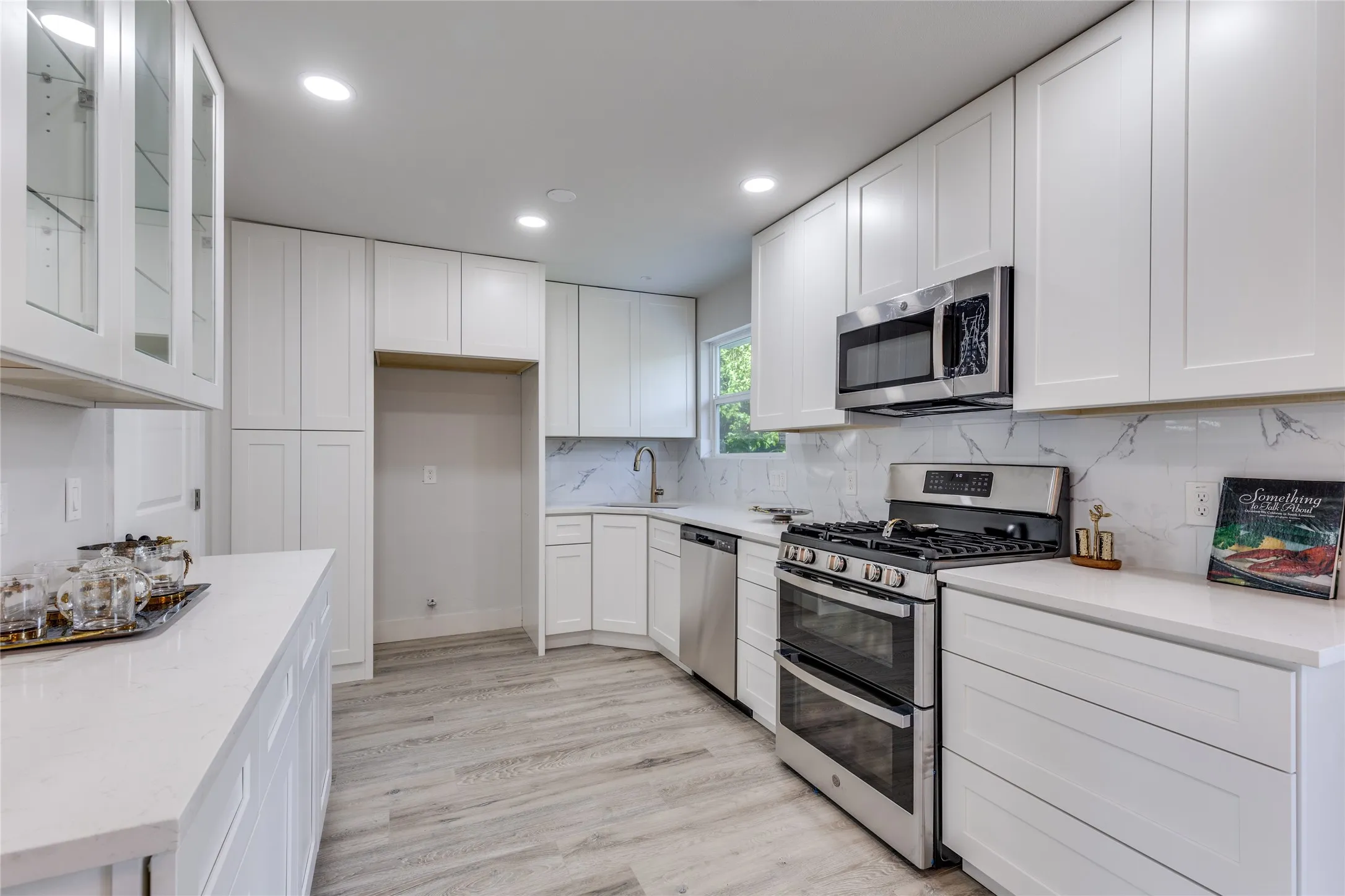 Single Family Residence For Sale in Dallas County , 14234 Queens Chapel Road, Farmers Branch, Texas 75234, 4 Bedroom, 3 Bathroom, 1 Garage spaces, 1,416 Sqft, built in 1960, Preowned, mls#21228421, Real Estate Agent in Farmers Branch, Homes For Sale in Dallas county, Homes For Sale in Farmers Branch, Realtor in Farmers Branch Texas, Real Estate Brokerage Independent Realty Texas, Luminita Cordes Realtor