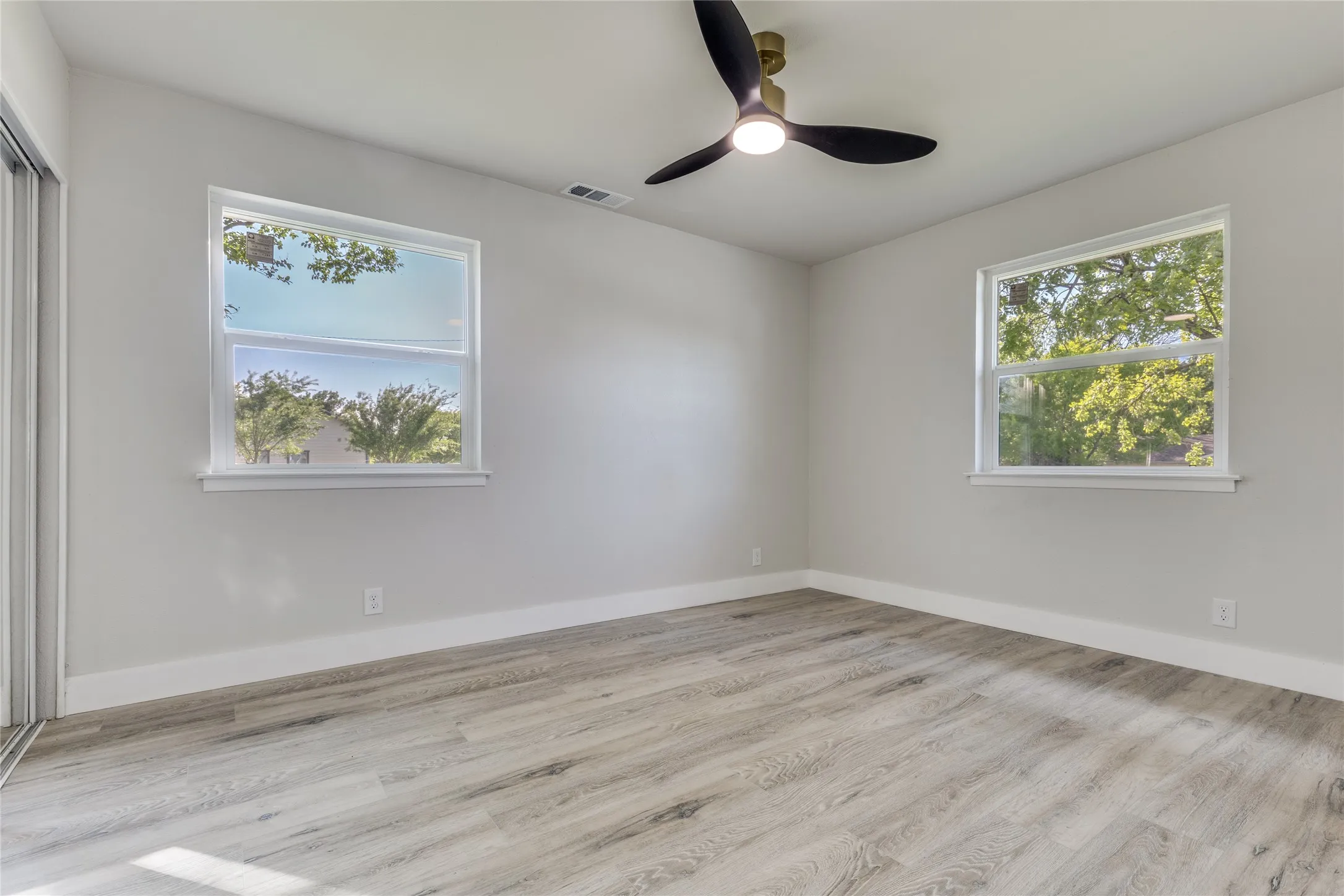 Single Family Residence For Sale in Dallas County , 14234 Queens Chapel Road, Farmers Branch, Texas 75234, 4 Bedroom, 3 Bathroom, 1 Garage spaces, 1,416 Sqft, built in 1960, Preowned, mls#21228421, Real Estate Agent in Farmers Branch, Homes For Sale in Dallas county, Homes For Sale in Farmers Branch, Realtor in Farmers Branch Texas, Real Estate Brokerage Independent Realty Texas, Luminita Cordes Realtor