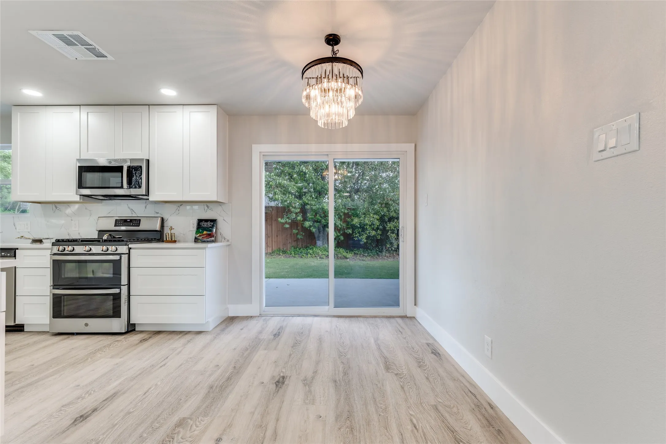 Single Family Residence For Sale in Dallas County , 14234 Queens Chapel Road, Farmers Branch, Texas 75234, 4 Bedroom, 3 Bathroom, 1 Garage spaces, 1,416 Sqft, built in 1960, Preowned, mls#21228421, Real Estate Agent in Farmers Branch, Homes For Sale in Dallas county, Homes For Sale in Farmers Branch, Realtor in Farmers Branch Texas, Real Estate Brokerage Independent Realty Texas, Luminita Cordes Realtor