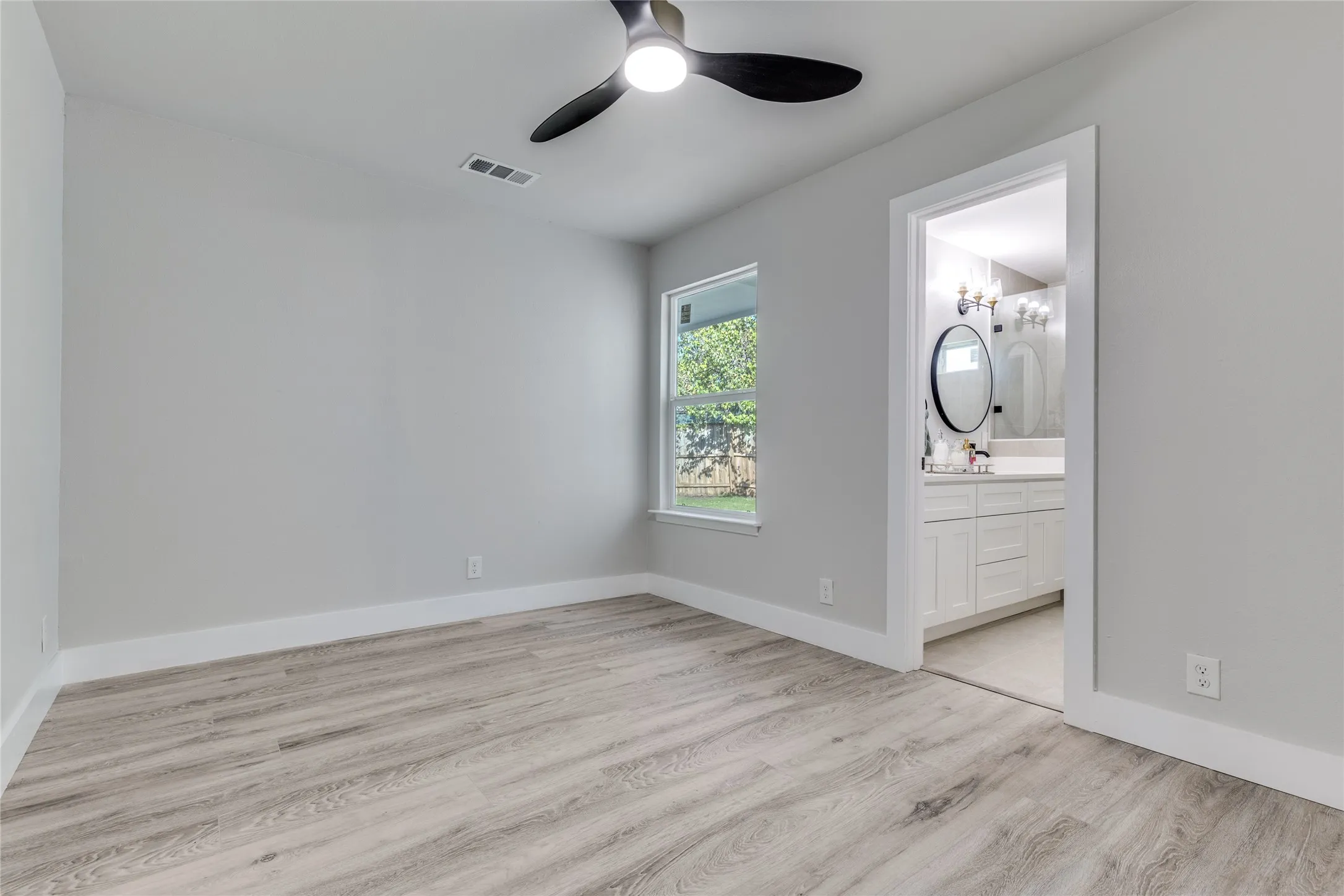 Single Family Residence For Sale in Dallas County , 14234 Queens Chapel Road, Farmers Branch, Texas 75234, 4 Bedroom, 3 Bathroom, 1 Garage spaces, 1,416 Sqft, built in 1960, Preowned, mls#21228421, Real Estate Agent in Farmers Branch, Homes For Sale in Dallas county, Homes For Sale in Farmers Branch, Realtor in Farmers Branch Texas, Real Estate Brokerage Independent Realty Texas, Luminita Cordes Realtor