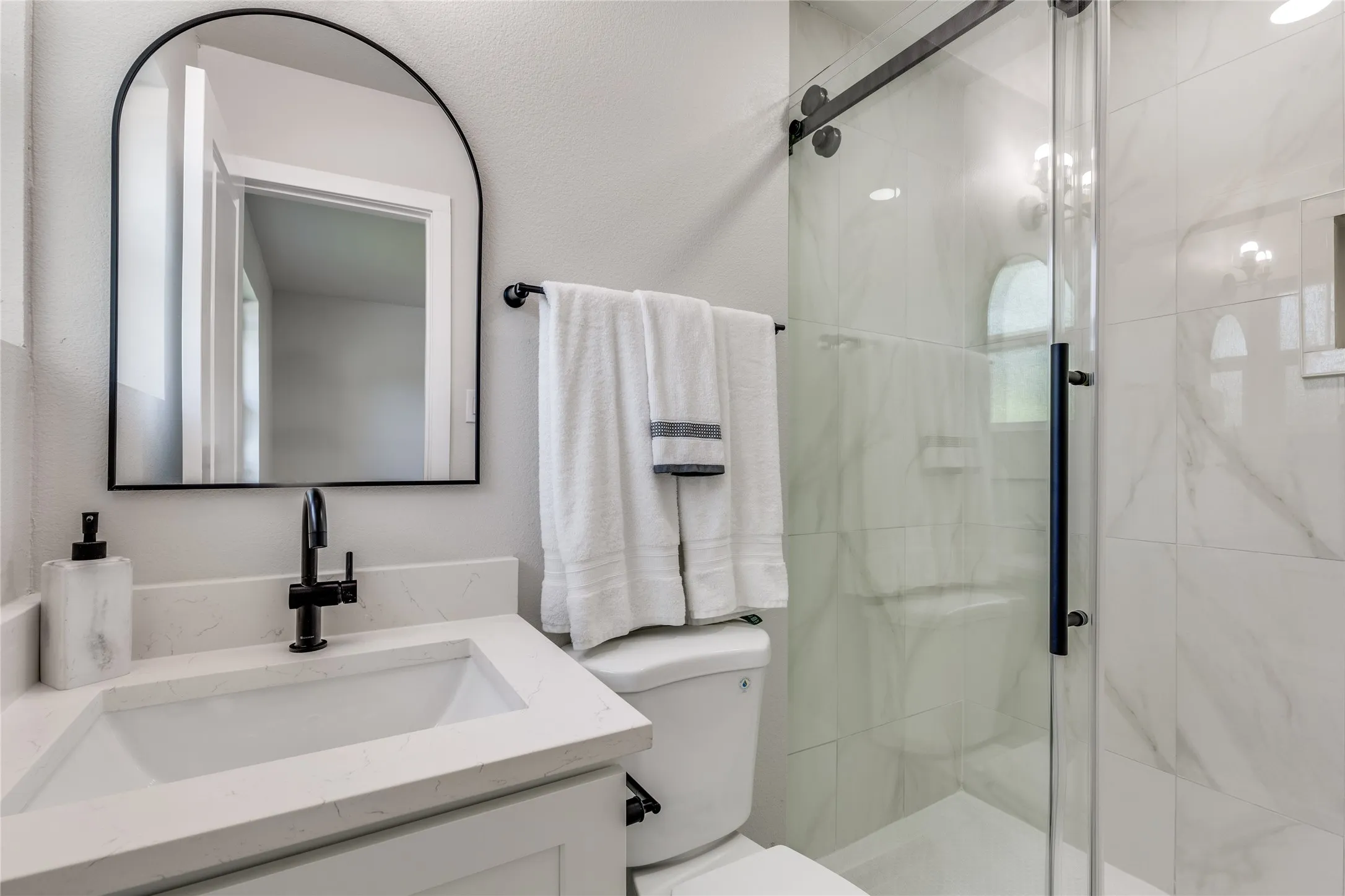Single Family Residence For Sale in Dallas County , 14234 Queens Chapel Road, Farmers Branch, Texas 75234, 4 Bedroom, 3 Bathroom, 1 Garage spaces, 1,416 Sqft, built in 1960, Preowned, mls#21228421, Real Estate Agent in Farmers Branch, Homes For Sale in Dallas county, Homes For Sale in Farmers Branch, Realtor in Farmers Branch Texas, Real Estate Brokerage Independent Realty Texas, Luminita Cordes Realtor