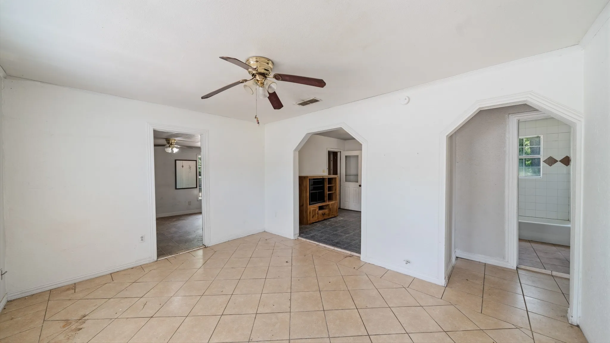 Single Family Residence For Sale in Henderson County , 901 W Cayuga Drive, Athens, Texas 75751, 3 Bedroom, 1 Bathroom, Garage spaces, 720 Sqft, built in 2008, Preowned, mls#21222605, Real Estate Agent in Athens, Homes For Sale in Henderson county, Homes For Sale in Athens, Realtor in Athens Texas, Real Estate Brokerage Independent Realty Texas, Luminita Cordes Realtor