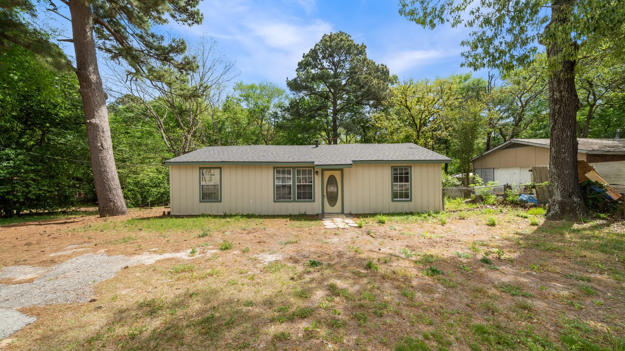 Single Family Residence For Sale in Henderson County , 901 W Cayuga Drive, Athens, Texas 75751, 3 Bedroom, 1 Bathroom, Garage spaces, 720 Sqft, built in 2008, Preowned, mls#21222605, Real Estate Agent in Athens, Homes For Sale in Henderson county, Homes For Sale in Athens, Realtor in Athens Texas, Real Estate Brokerage Independent Realty Texas, Luminita Cordes Realtor