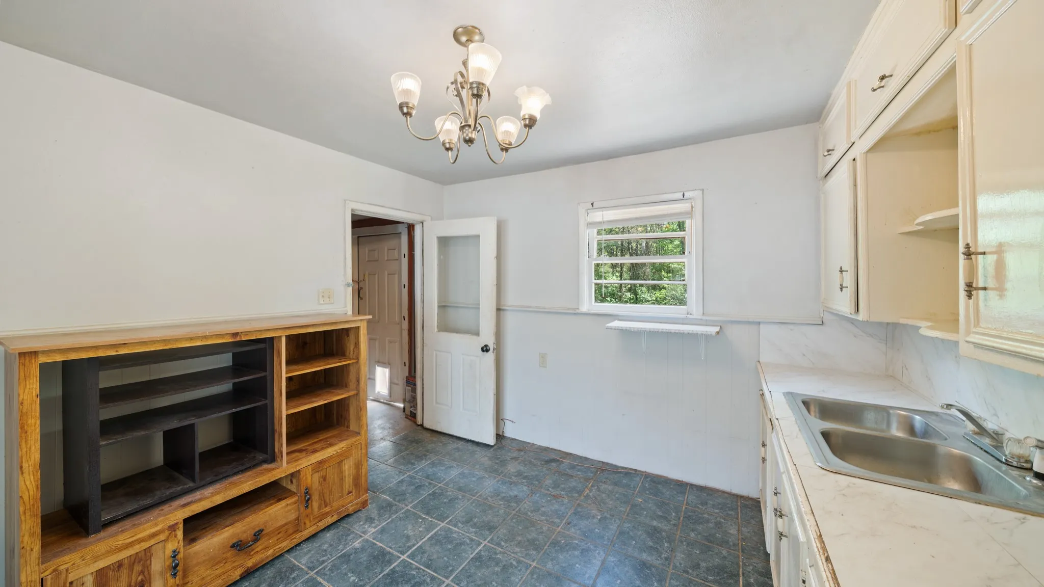 Single Family Residence For Sale in Henderson County , 901 W Cayuga Drive, Athens, Texas 75751, 3 Bedroom, 1 Bathroom, Garage spaces, 720 Sqft, built in 2008, Preowned, mls#21222605, Real Estate Agent in Athens, Homes For Sale in Henderson county, Homes For Sale in Athens, Realtor in Athens Texas, Real Estate Brokerage Independent Realty Texas, Luminita Cordes Realtor
