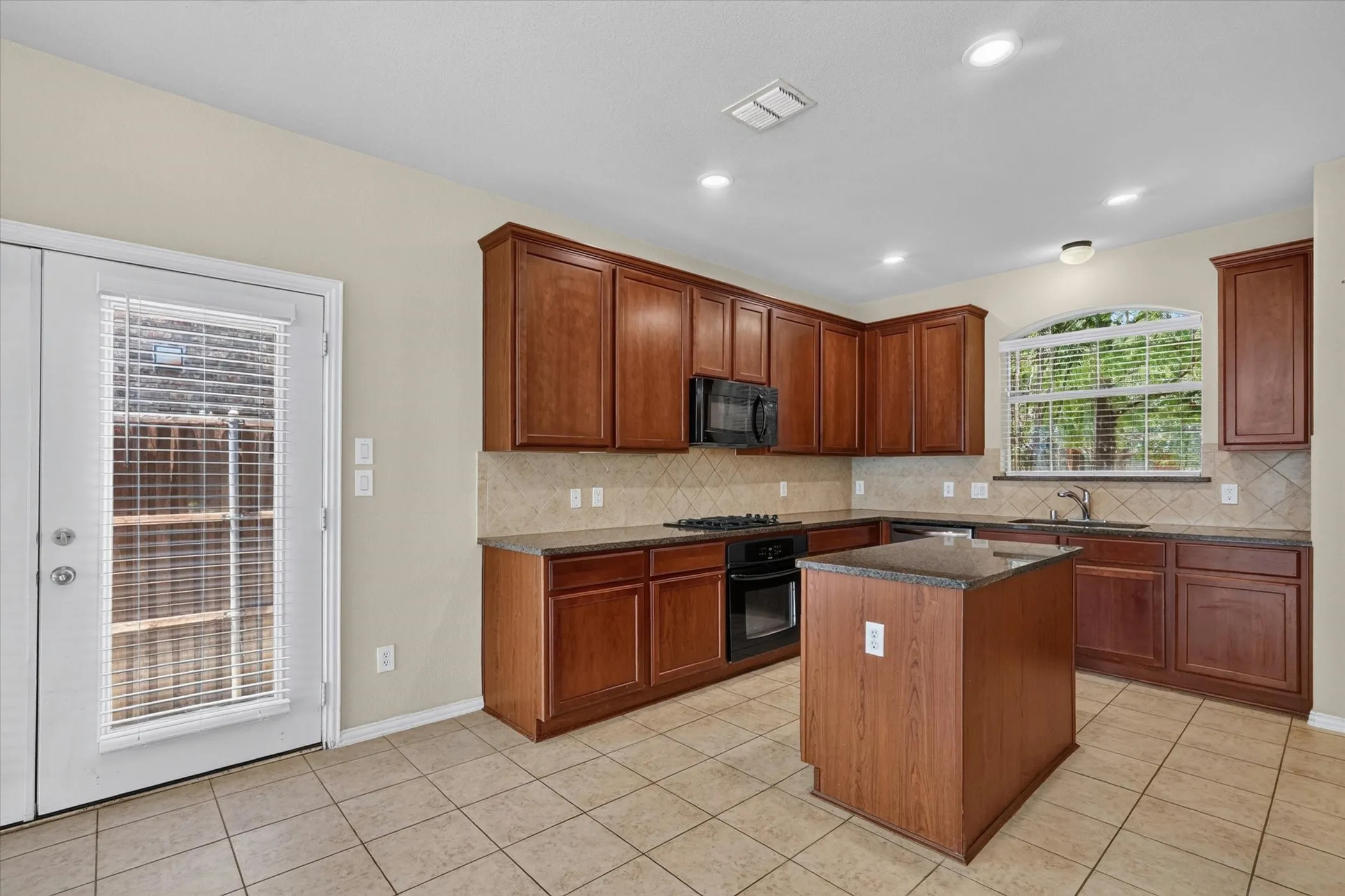 Single Family Residence For Rent in Collin County , 11945 Henderson Drive, Frisco, Texas 75035, 3 Bedroom, 3 Bathroom, 2 Garage spaces, 3,116 Sqft, built in 2007, Preowned, mls#21228685, Real Estate Agent in Frisco, Homes For Rent in Collin county, Homes For Rent in Frisco, Realtor in Frisco Texas, Real Estate Brokerage Independent Realty Texas, Luminita Cordes Realtor