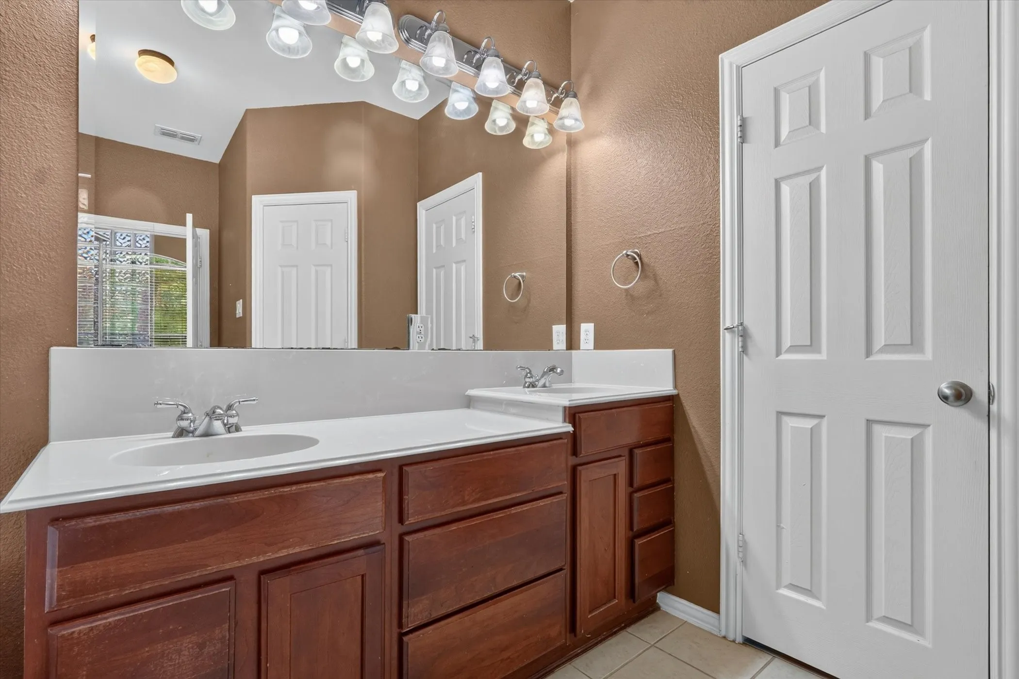 Single Family Residence For Rent in Collin County , 11945 Henderson Drive, Frisco, Texas 75035, 3 Bedroom, 3 Bathroom, 2 Garage spaces, 3,116 Sqft, built in 2007, Preowned, mls#21228685, Real Estate Agent in Frisco, Homes For Rent in Collin county, Homes For Rent in Frisco, Realtor in Frisco Texas, Real Estate Brokerage Independent Realty Texas, Luminita Cordes Realtor