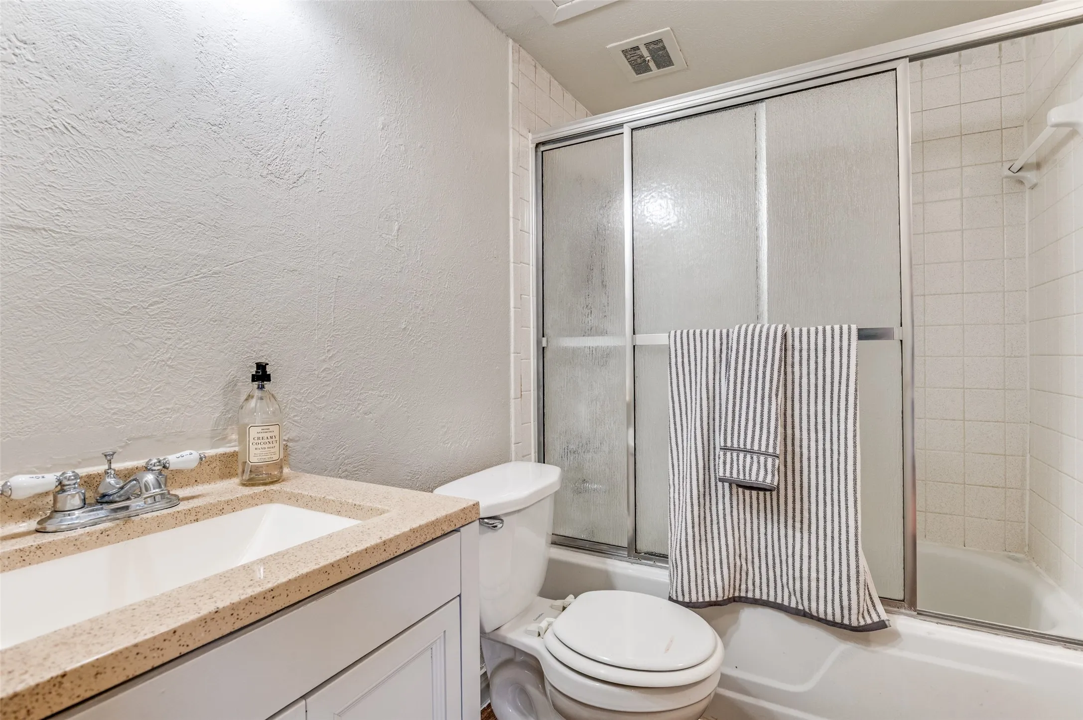 Condominium For Sale in Dallas County , 3121 Park Lane 1129, Dallas, Texas 75220, 2 Bedroom, 2 Bathroom, Garage spaces, 970 Sqft, built in 1969, Preowned, mls#21228677, Real Estate Agent in Dallas, Homes For Sale in Dallas county, Homes For Sale in Dallas, Realtor in Dallas Texas, Real Estate Brokerage Independent Realty Texas, Luminita Cordes Realtor
