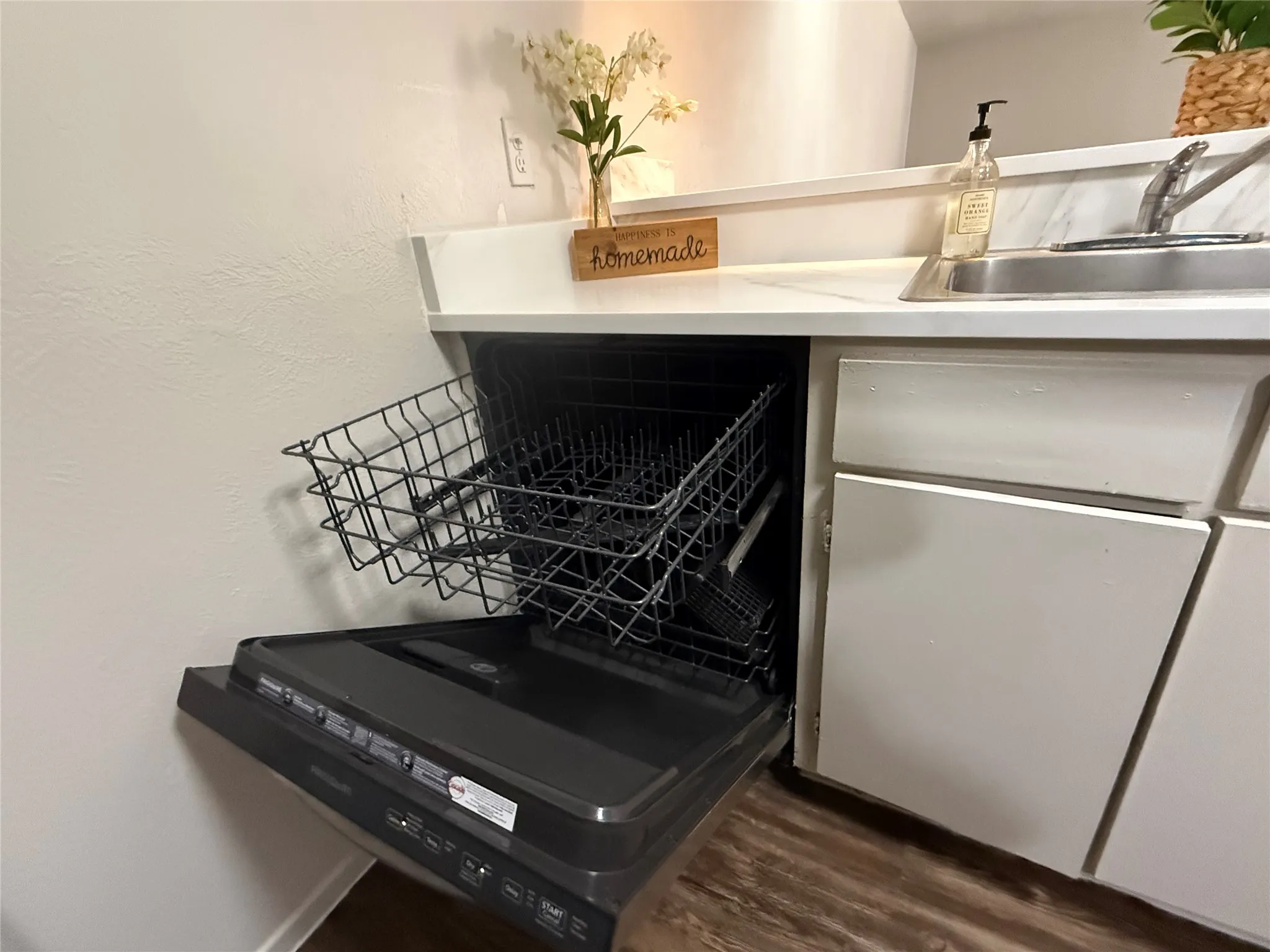 Condominium For Sale in Dallas County , 3121 Park Lane 1129, Dallas, Texas 75220, 2 Bedroom, 2 Bathroom, Garage spaces, 970 Sqft, built in 1969, Preowned, mls#21228677, Real Estate Agent in Dallas, Homes For Sale in Dallas county, Homes For Sale in Dallas, Realtor in Dallas Texas, Real Estate Brokerage Independent Realty Texas, Luminita Cordes Realtor