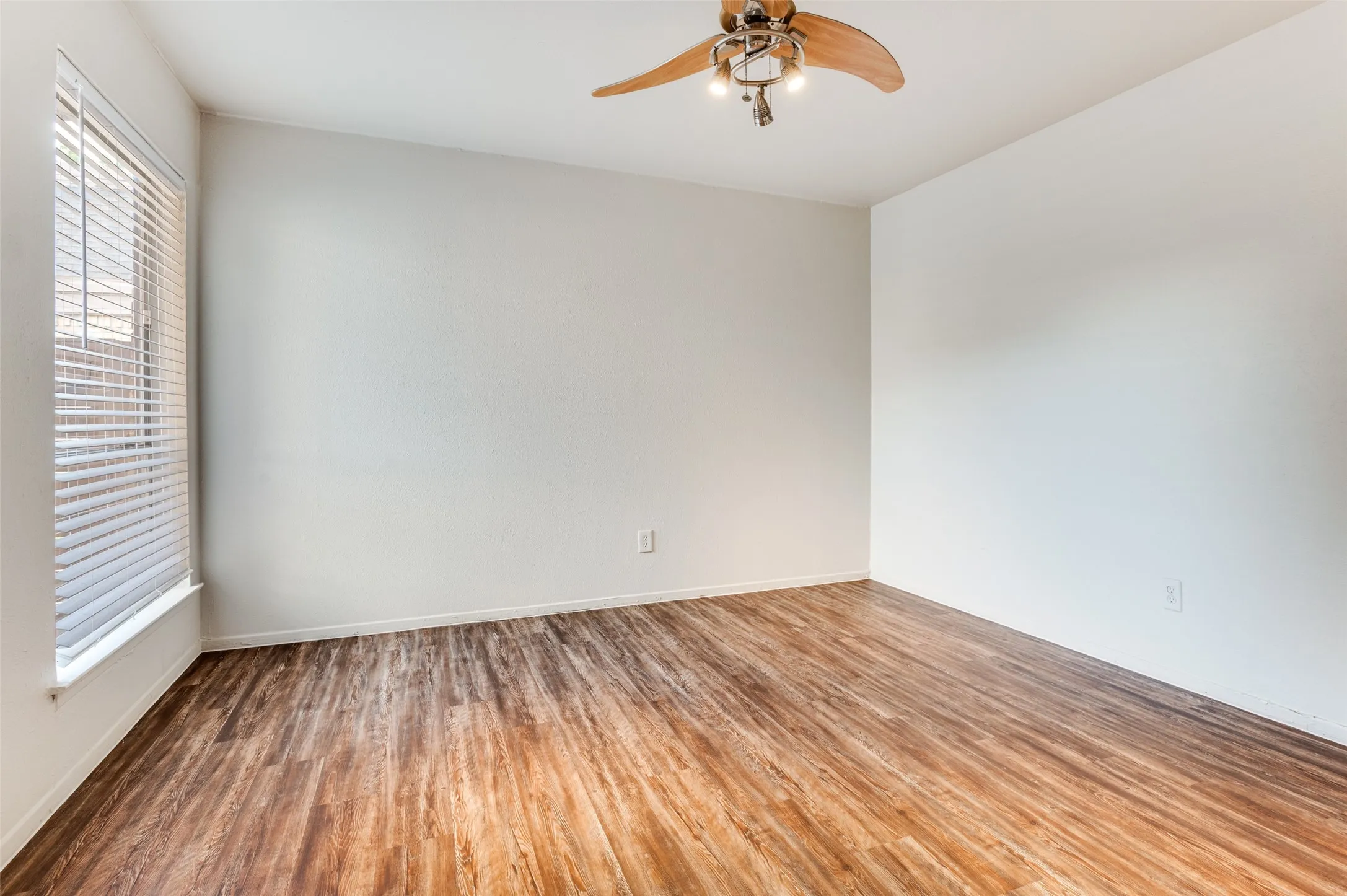 Condominium For Sale in Dallas County , 3121 Park Lane 1129, Dallas, Texas 75220, 2 Bedroom, 2 Bathroom, Garage spaces, 970 Sqft, built in 1969, Preowned, mls#21228677, Real Estate Agent in Dallas, Homes For Sale in Dallas county, Homes For Sale in Dallas, Realtor in Dallas Texas, Real Estate Brokerage Independent Realty Texas, Luminita Cordes Realtor