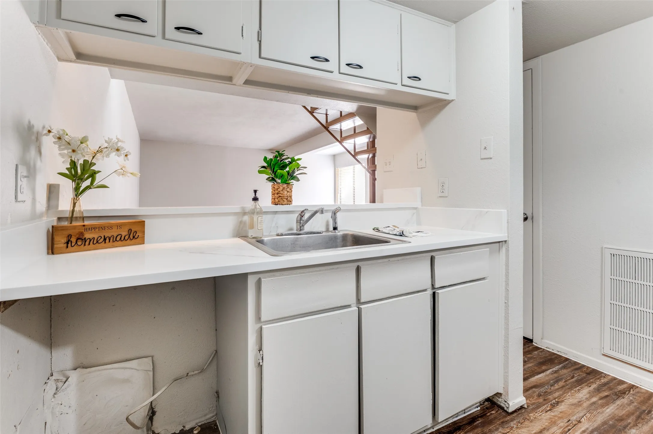Condominium For Sale in Dallas County , 3121 Park Lane 1129, Dallas, Texas 75220, 2 Bedroom, 2 Bathroom, Garage spaces, 970 Sqft, built in 1969, Preowned, mls#21228677, Real Estate Agent in Dallas, Homes For Sale in Dallas county, Homes For Sale in Dallas, Realtor in Dallas Texas, Real Estate Brokerage Independent Realty Texas, Luminita Cordes Realtor