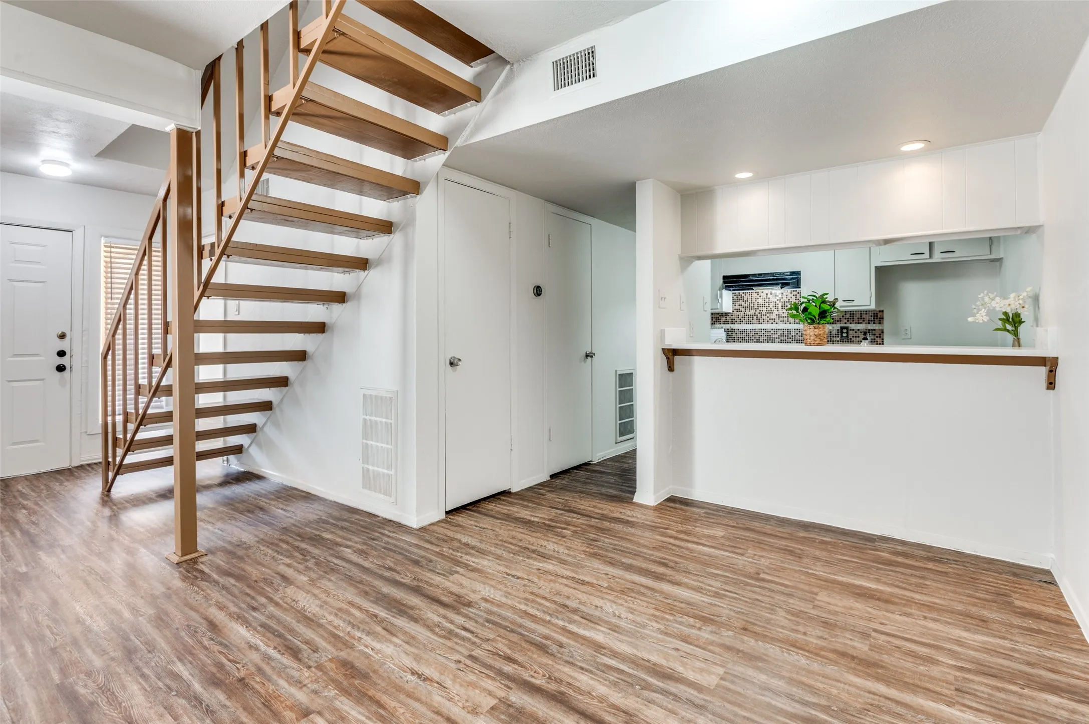 Condominium For Sale in Dallas County , 3121 Park Lane 1129, Dallas, Texas 75220, 2 Bedroom, 2 Bathroom, Garage spaces, 970 Sqft, built in 1969, Preowned, mls#21228677, Real Estate Agent in Dallas, Homes For Sale in Dallas county, Homes For Sale in Dallas, Realtor in Dallas Texas, Real Estate Brokerage Independent Realty Texas, Luminita Cordes Realtor