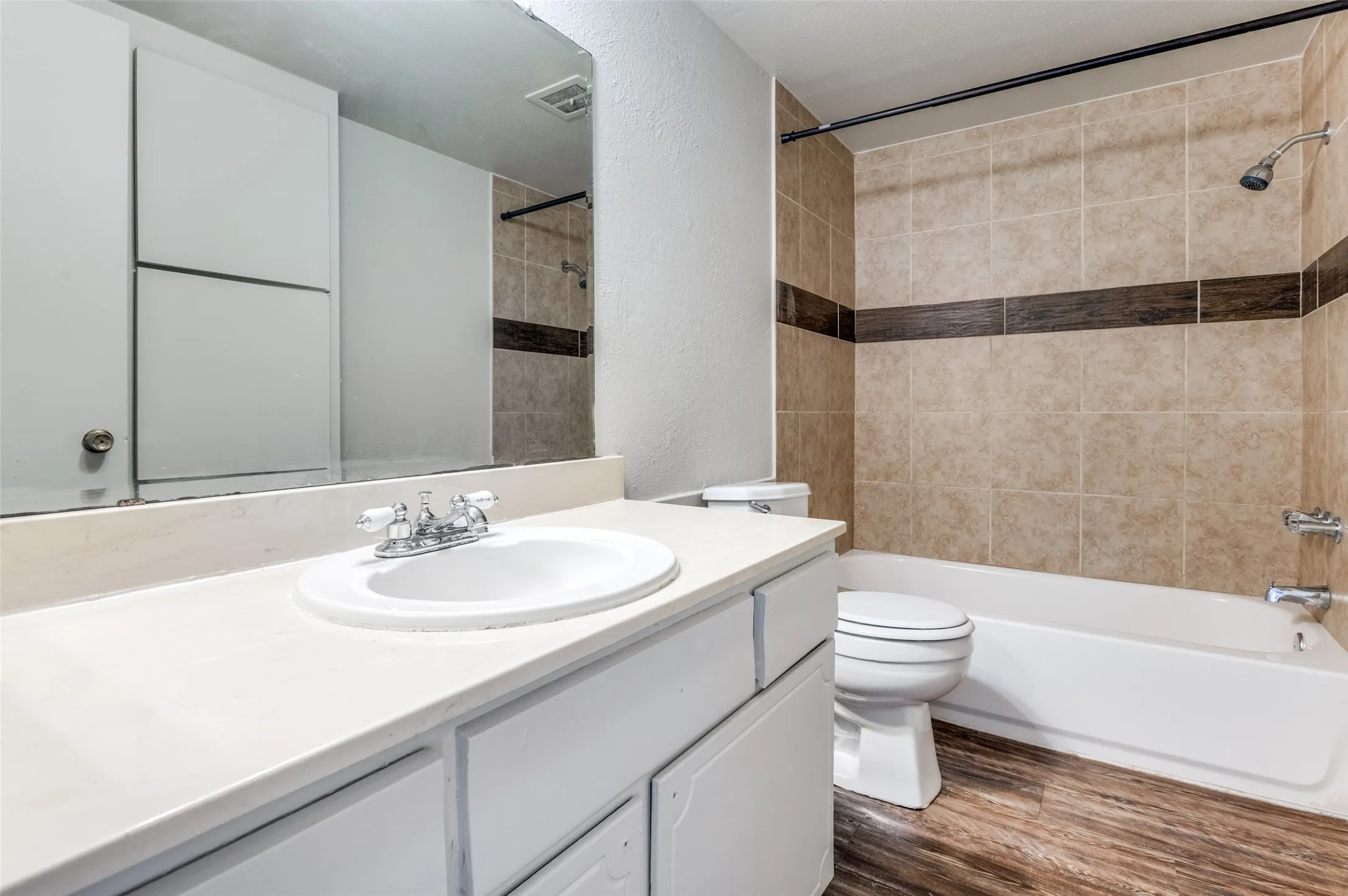 Condominium For Sale in Dallas County , 3121 Park Lane 1129, Dallas, Texas 75220, 2 Bedroom, 2 Bathroom, Garage spaces, 970 Sqft, built in 1969, Preowned, mls#21228677, Real Estate Agent in Dallas, Homes For Sale in Dallas county, Homes For Sale in Dallas, Realtor in Dallas Texas, Real Estate Brokerage Independent Realty Texas, Luminita Cordes Realtor