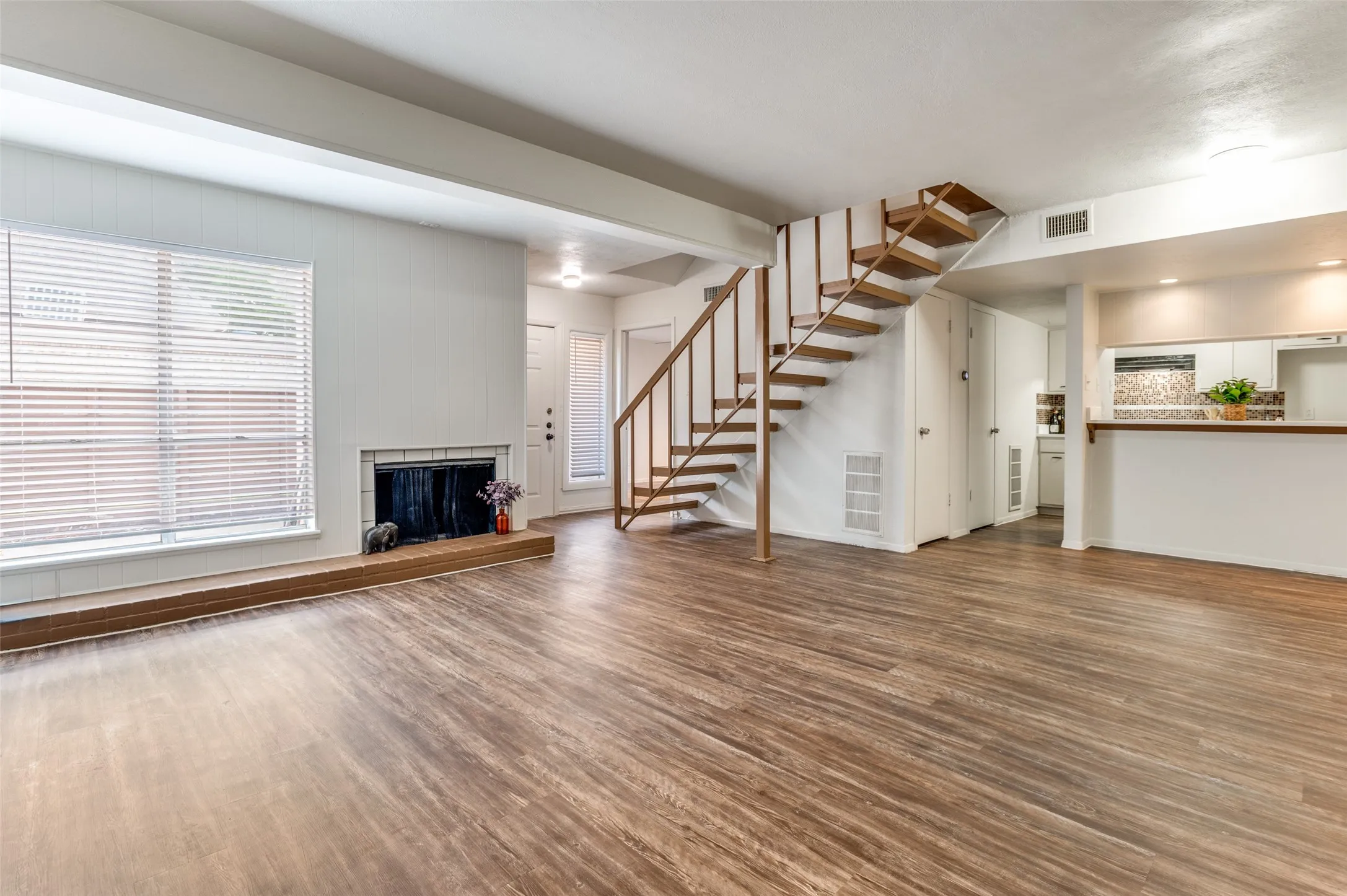Condominium For Sale in Dallas County , 3121 Park Lane 1129, Dallas, Texas 75220, 2 Bedroom, 2 Bathroom, Garage spaces, 970 Sqft, built in 1969, Preowned, mls#21228677, Real Estate Agent in Dallas, Homes For Sale in Dallas county, Homes For Sale in Dallas, Realtor in Dallas Texas, Real Estate Brokerage Independent Realty Texas, Luminita Cordes Realtor