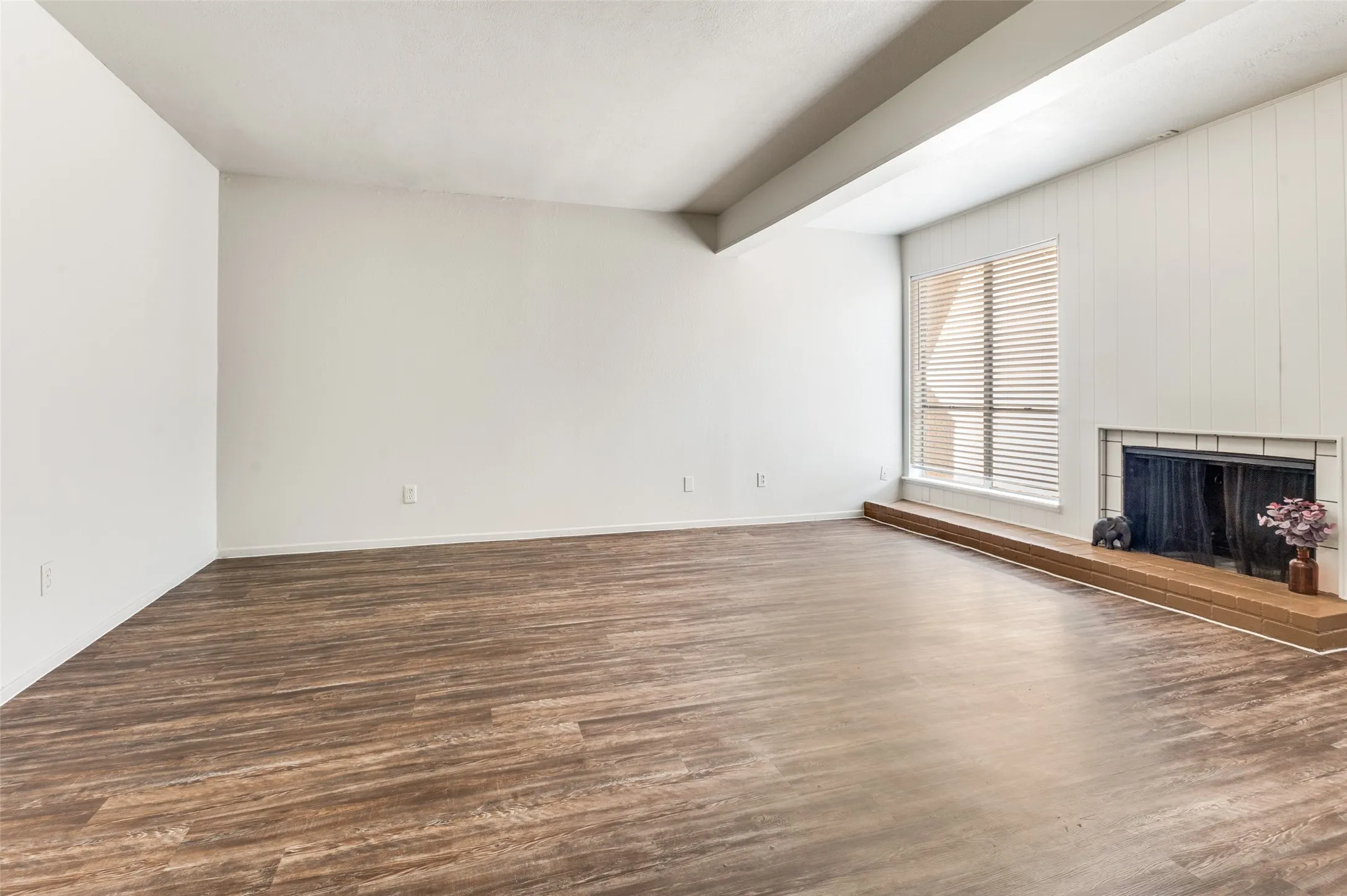 Condominium For Sale in Dallas County , 3121 Park Lane 1129, Dallas, Texas 75220, 2 Bedroom, 2 Bathroom, Garage spaces, 970 Sqft, built in 1969, Preowned, mls#21228677, Real Estate Agent in Dallas, Homes For Sale in Dallas county, Homes For Sale in Dallas, Realtor in Dallas Texas, Real Estate Brokerage Independent Realty Texas, Luminita Cordes Realtor