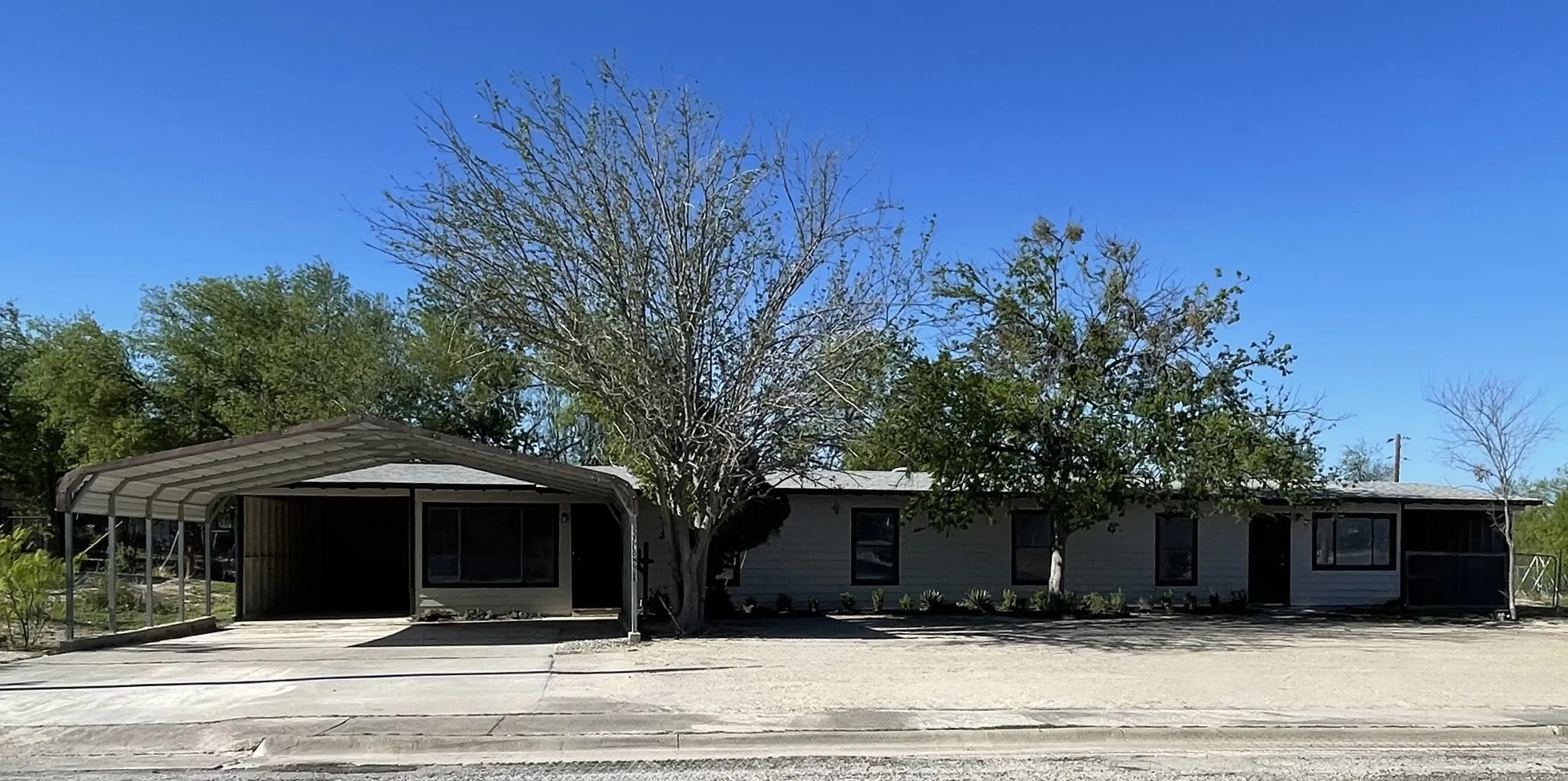 Single Family Residence For Sale in Val Verde County , 337-339 Long Drive, Del Rio, Texas 78840, 3 Bedroom, 2 Bathroom, Garage spaces, 1,850 Sqft, built in 1950, Preowned, mls#21228749, Real Estate Agent in Del Rio, Homes For Sale in Val Verde county, Homes For Sale in Del Rio, Realtor in Del Rio Texas, Real Estate Brokerage Independent Realty Texas, Luminita Cordes Realtor