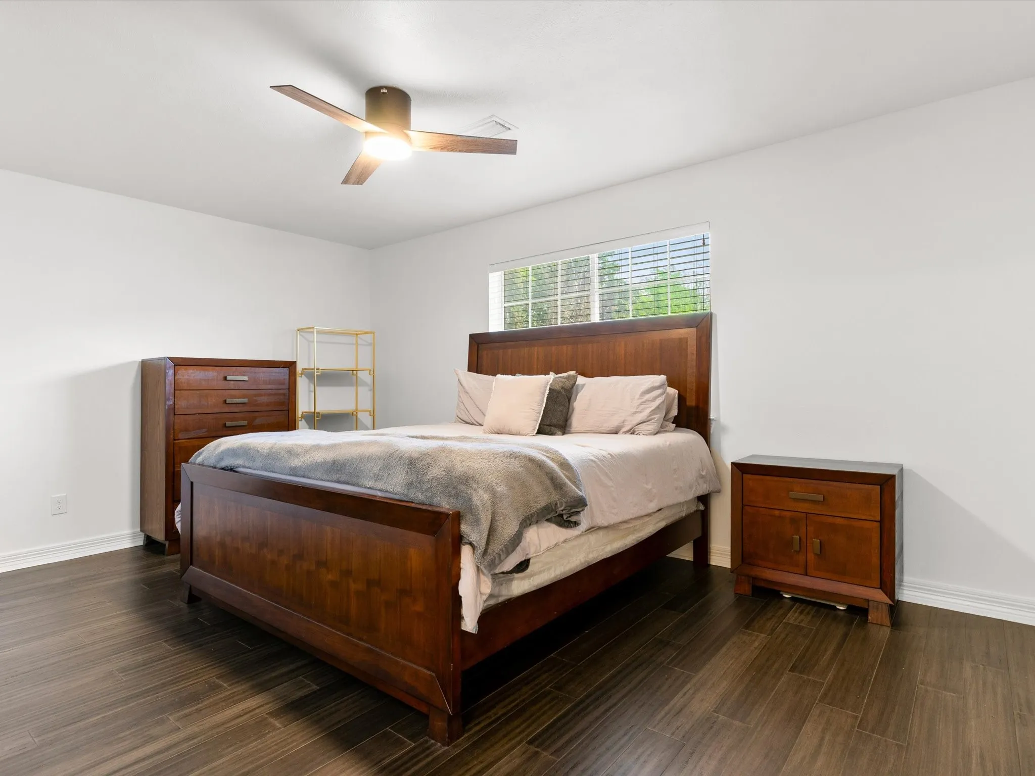 Single Family Residence For Sale in Tarrant County , 8009 Misty Trail, Fort Worth, Texas 76123, 3 Bedroom, 2 Bathroom, 2 Garage spaces, 2,629 Sqft, built in 1991, mls#21227799, Real Estate Agent in Fort Worth, Homes For Sale in Tarrant county, Homes For Sale in Fort Worth, Realtor in Fort Worth Texas, Real Estate Brokerage Independent Realty Texas, Luminita Cordes Realtor