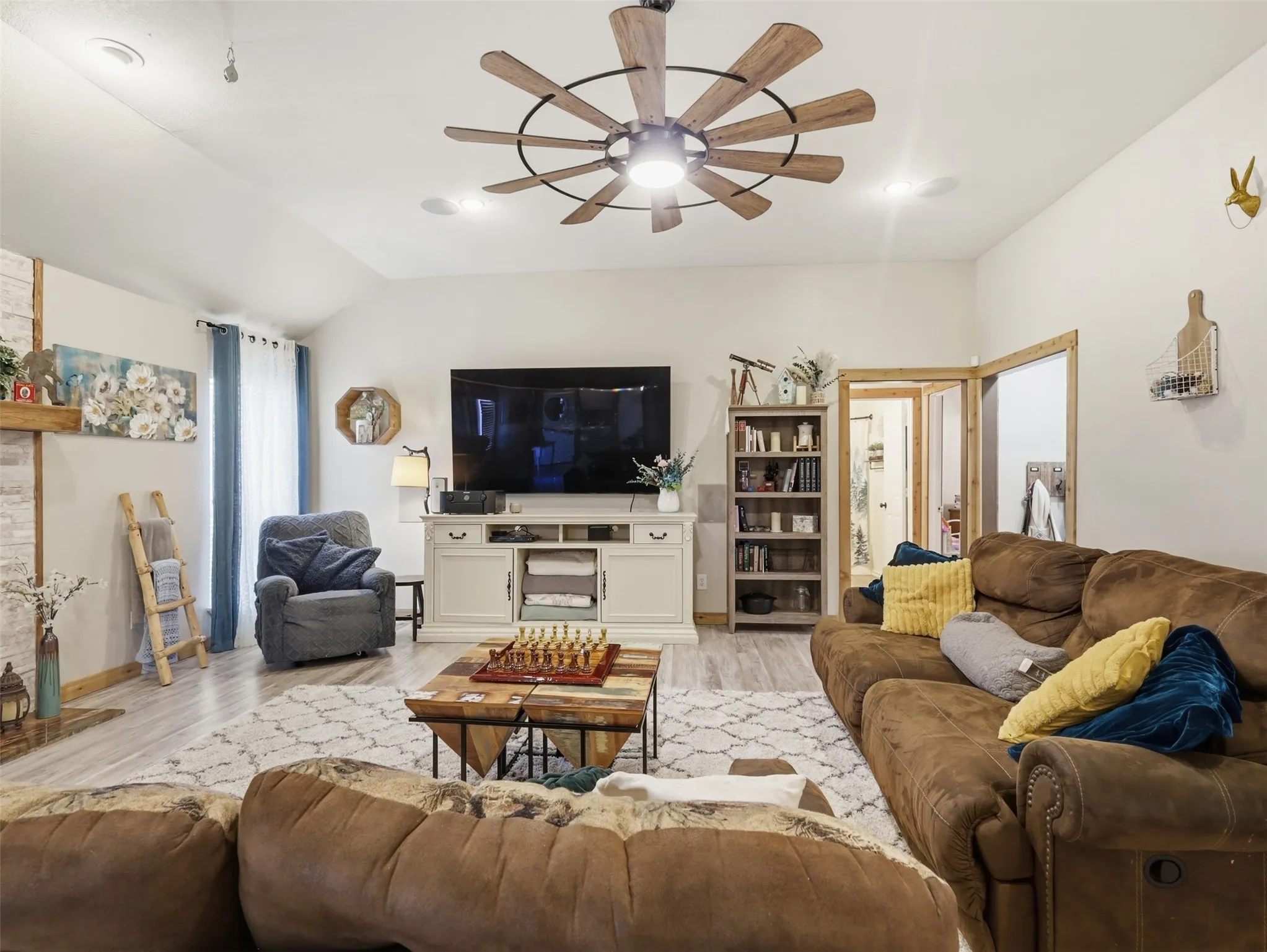Farm For Sale in Fannin County , 3823 State Highway 11, Bonham, Texas 75418, 4 Bedroom, 2 Bathroom, 2 Garage spaces, 2,504 Sqft, built in 2006, Preowned, mls#21228781, Real Estate Agent in Bonham, Homes For Sale in Fannin county, Homes For Sale in Bonham, Realtor in Bonham Texas, Real Estate Brokerage Independent Realty Texas, Luminita Cordes Realtor