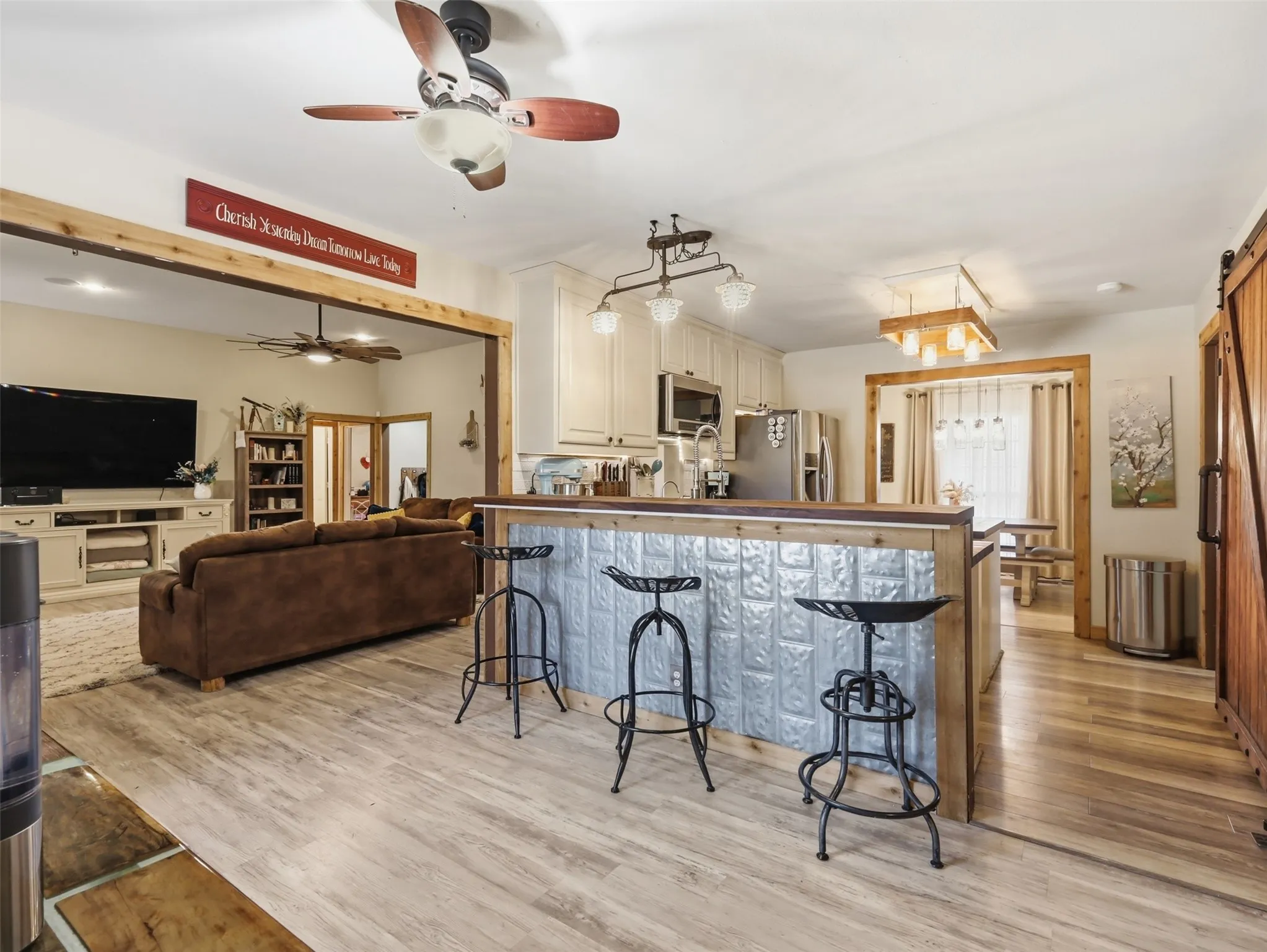 Farm For Sale in Fannin County , 3823 State Highway 11, Bonham, Texas 75418, 4 Bedroom, 2 Bathroom, 2 Garage spaces, 2,504 Sqft, built in 2006, Preowned, mls#21228781, Real Estate Agent in Bonham, Homes For Sale in Fannin county, Homes For Sale in Bonham, Realtor in Bonham Texas, Real Estate Brokerage Independent Realty Texas, Luminita Cordes Realtor