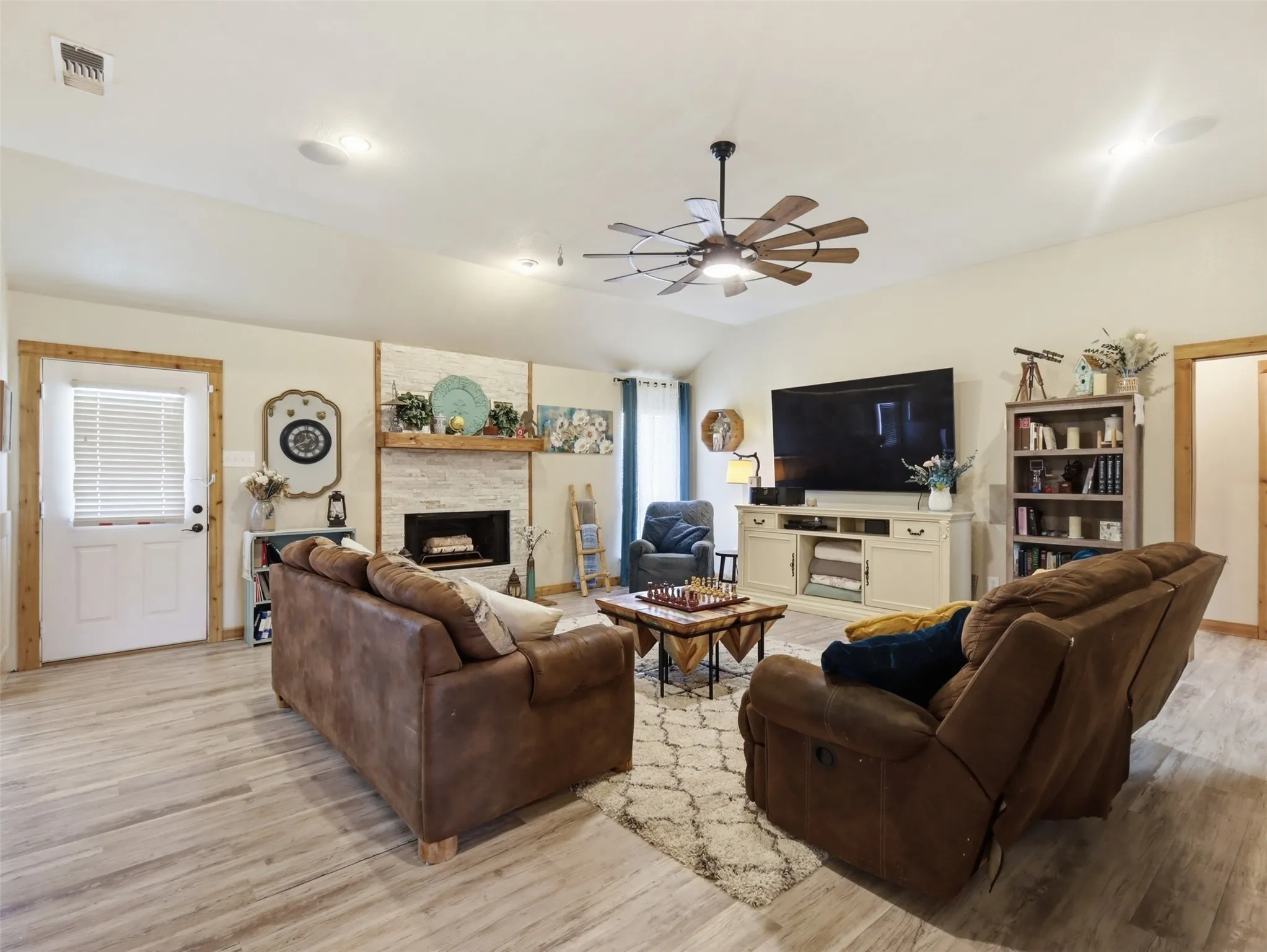 Farm For Sale in Fannin County , 3823 State Highway 11, Bonham, Texas 75418, 4 Bedroom, 2 Bathroom, 2 Garage spaces, 2,504 Sqft, built in 2006, Preowned, mls#21228781, Real Estate Agent in Bonham, Homes For Sale in Fannin county, Homes For Sale in Bonham, Realtor in Bonham Texas, Real Estate Brokerage Independent Realty Texas, Luminita Cordes Realtor