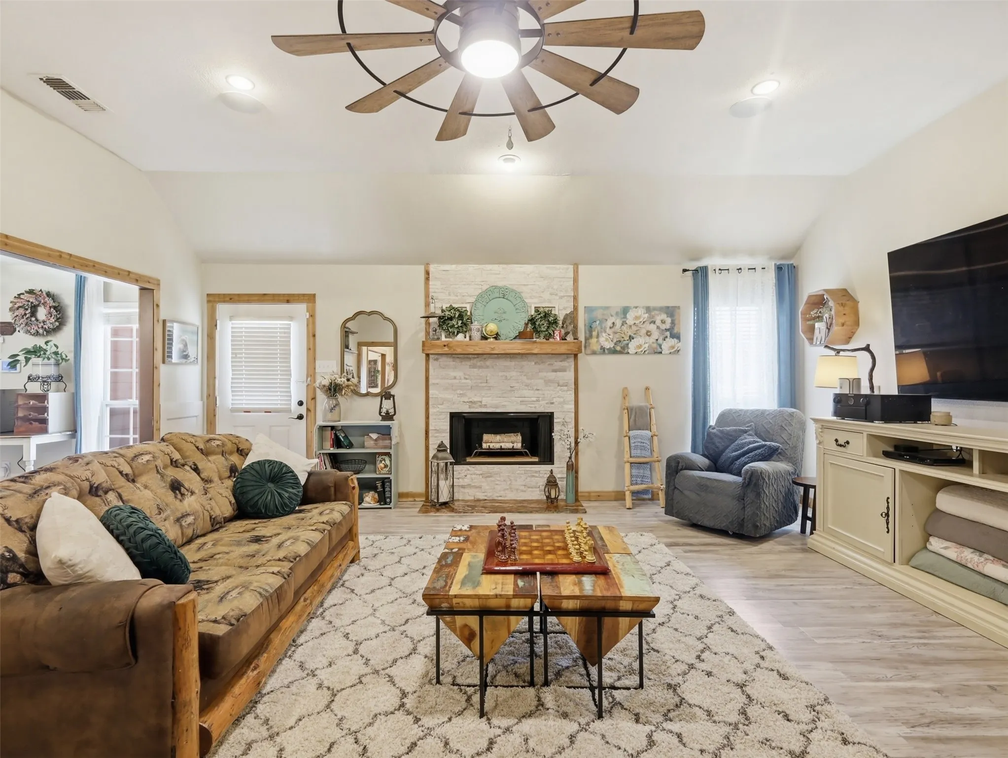 Farm For Sale in Fannin County , 3823 State Highway 11, Bonham, Texas 75418, 4 Bedroom, 2 Bathroom, 2 Garage spaces, 2,504 Sqft, built in 2006, Preowned, mls#21228781, Real Estate Agent in Bonham, Homes For Sale in Fannin county, Homes For Sale in Bonham, Realtor in Bonham Texas, Real Estate Brokerage Independent Realty Texas, Luminita Cordes Realtor