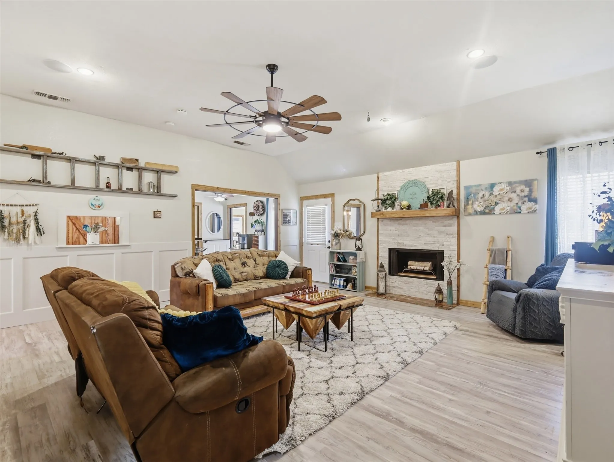 Farm For Sale in Fannin County , 3823 State Highway 11, Bonham, Texas 75418, 4 Bedroom, 2 Bathroom, 2 Garage spaces, 2,504 Sqft, built in 2006, Preowned, mls#21228781, Real Estate Agent in Bonham, Homes For Sale in Fannin county, Homes For Sale in Bonham, Realtor in Bonham Texas, Real Estate Brokerage Independent Realty Texas, Luminita Cordes Realtor