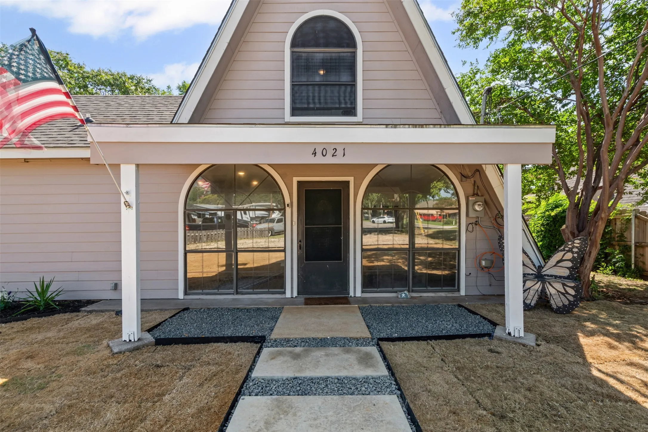 Doorway to property featuring a shingled roof