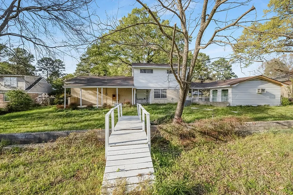 Single Family Residence For Sale in Bowie County , 2305 Cherry Hill Road, Texarkana, Texas 75503, 4 Bedroom, 3 Bathroom, Garage spaces, 3,129 Sqft, built in 1980, mls#21228670, Real Estate Agent in Texarkana, Homes For Sale in Bowie county, Homes For Sale in Texarkana, Realtor in Texarkana Texas, Real Estate Brokerage Independent Realty Texas, Luminita Cordes Realtor