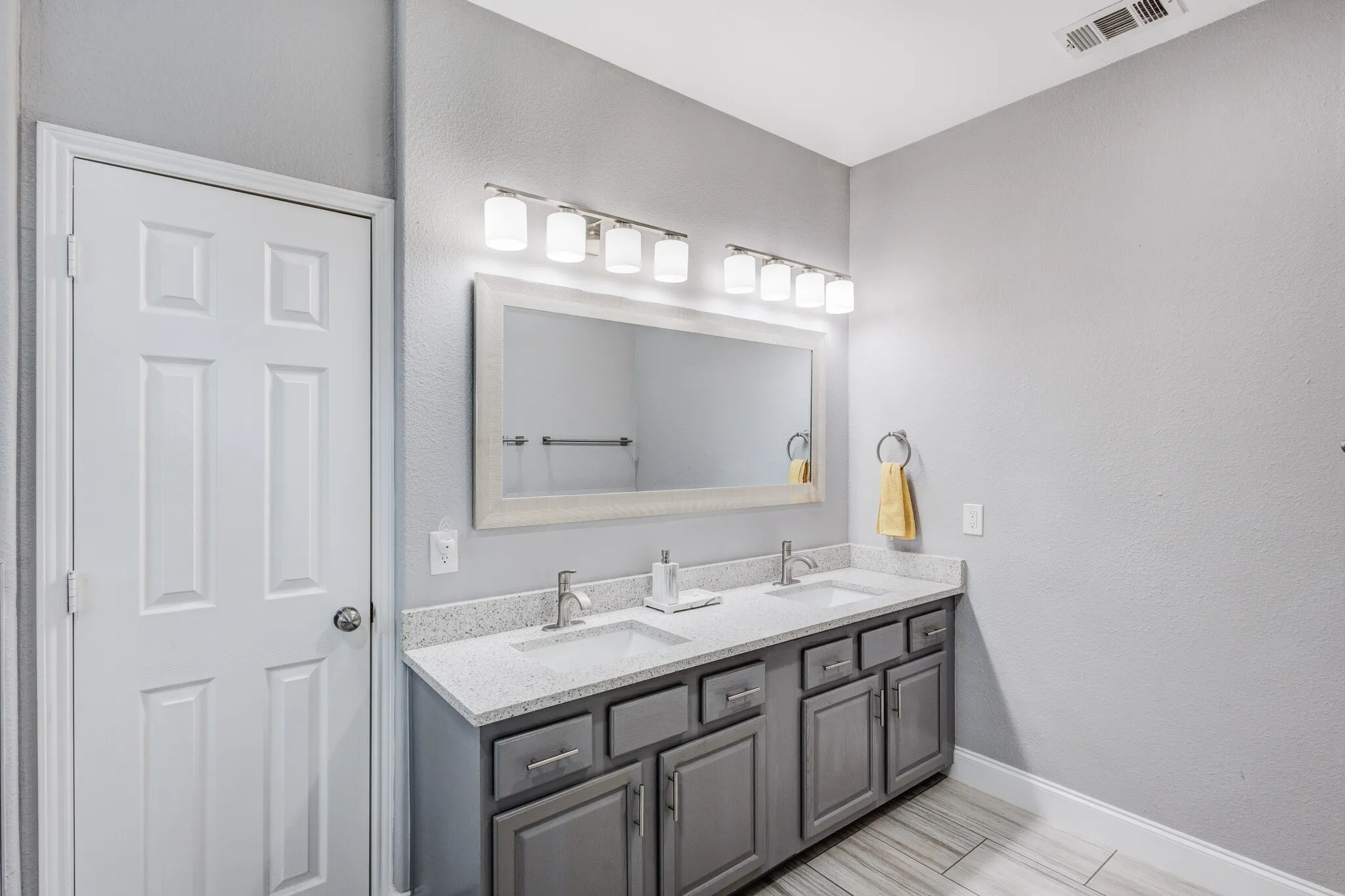 Single Family Residence For Sale in Collin County , 11687 Corsicana Drive, Frisco, Texas 75035, 5 Bedrooms, 4 Bathrooms, 2 Garage spaces, 4,042 Sqft, built in 2006, Preowned, Price $725,000, mls#21228892, Real Estate Agent in Frisco, Homes For Sale in Collin county, Homes For Sale in Frisco, Realtor in Frisco Texas, Real Estate Brokerage Independent Realty Texas, Luminita Cordes Realtor