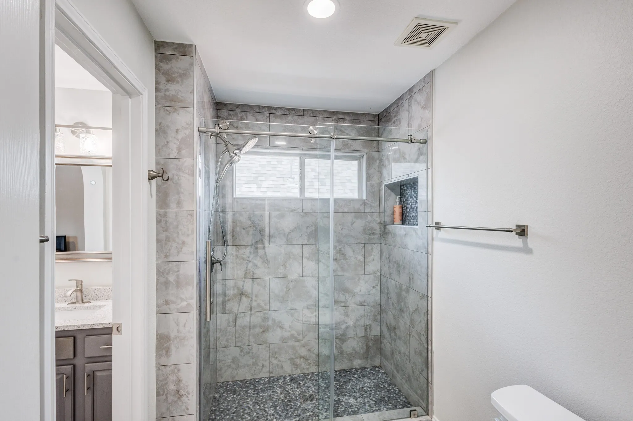 Single Family Residence For Sale in Collin County , 11687 Corsicana Drive, Frisco, Texas 75035, 5 Bedrooms, 4 Bathrooms, 2 Garage spaces, 4,042 Sqft, built in 2006, Preowned, Price $725,000, mls#21228892, Real Estate Agent in Frisco, Homes For Sale in Collin county, Homes For Sale in Frisco, Realtor in Frisco Texas, Real Estate Brokerage Independent Realty Texas, Luminita Cordes Realtor