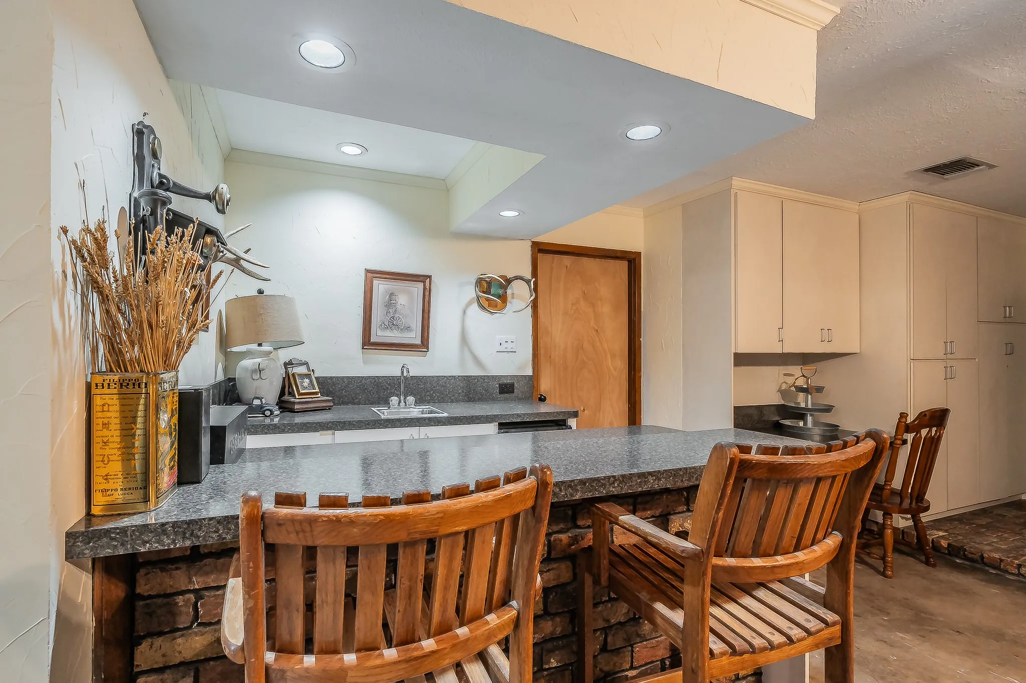 Wet bar and breakfast bar in Gameroom