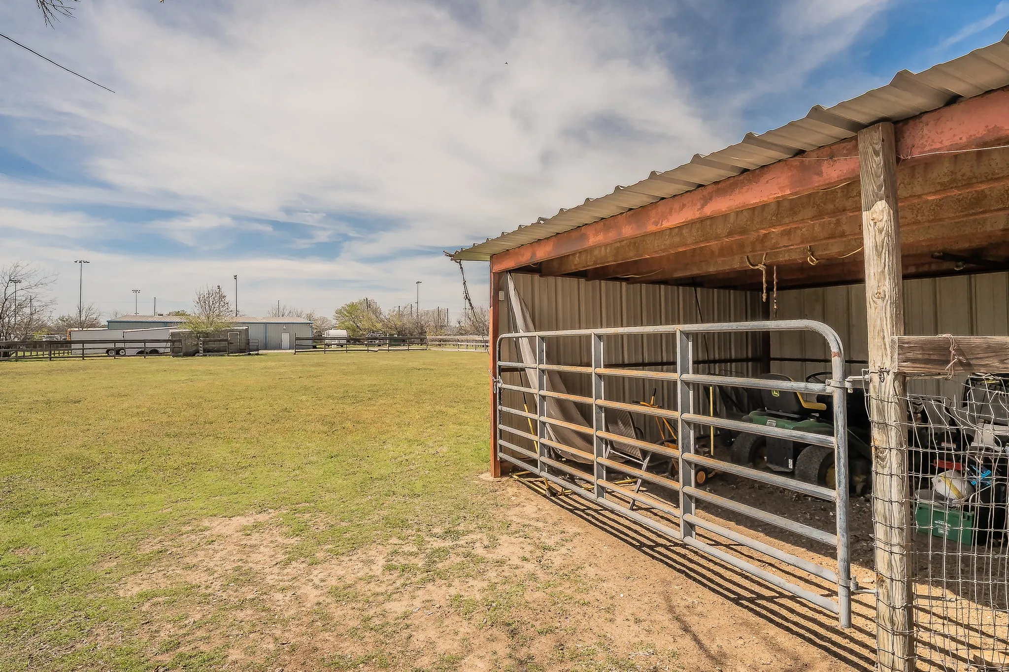 horse turn out shed