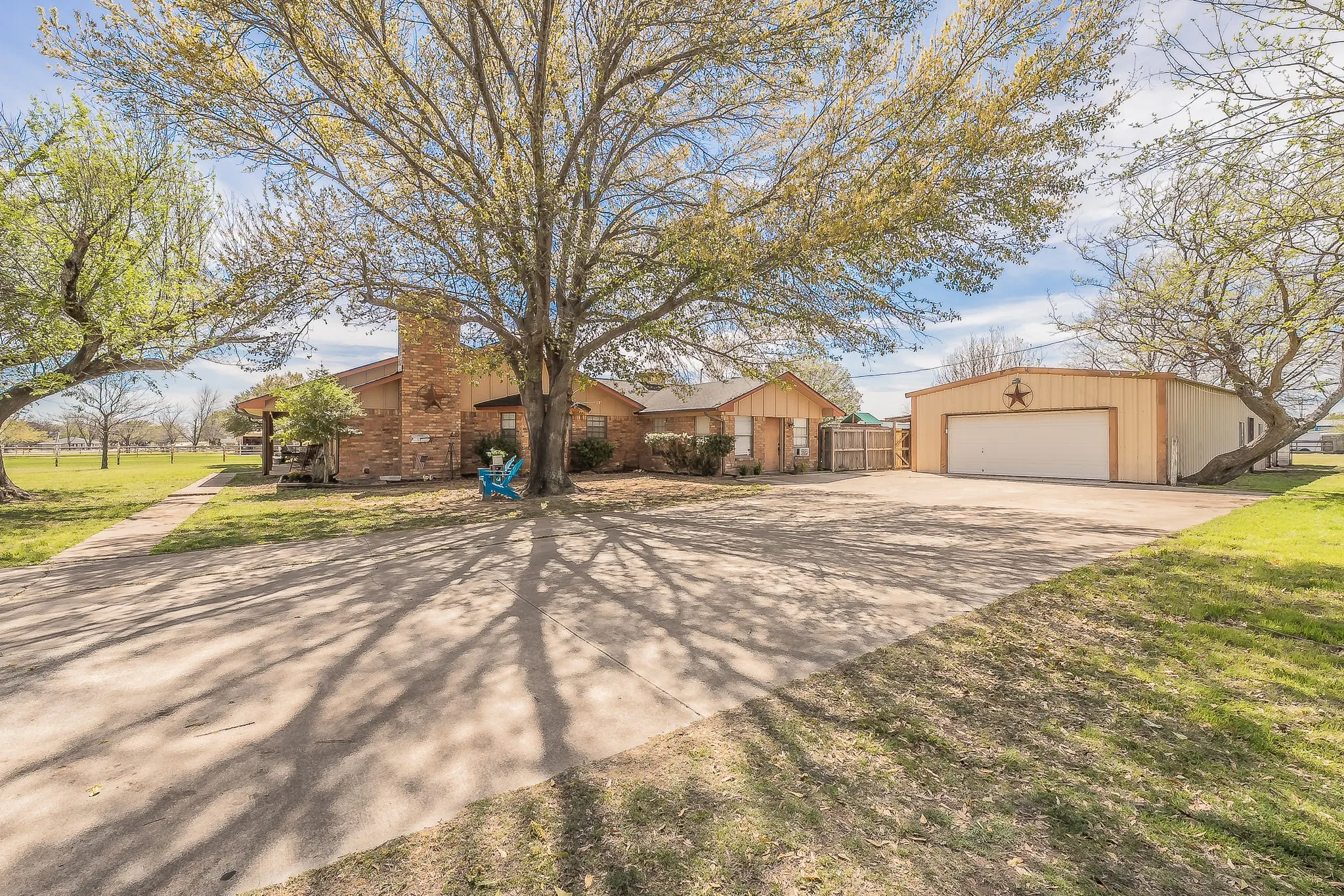 Single Family Residence For Sale in Tarrant County , 11485 Ridgeview Circle, Fort Worth, Texas 76244, 3 Bedrooms, 3 Bathrooms, 2 Garage spaces, 2,615 Sqft, built in 1977, Preowned, Price $850,000, mls#21228851, Real Estate Agent in Fort Worth, Homes For Sale in Tarrant county, Homes For Sale in Fort Worth, Realtor in Fort Worth Texas, Real Estate Brokerage Independent Realty Texas, Luminita Cordes Realtor