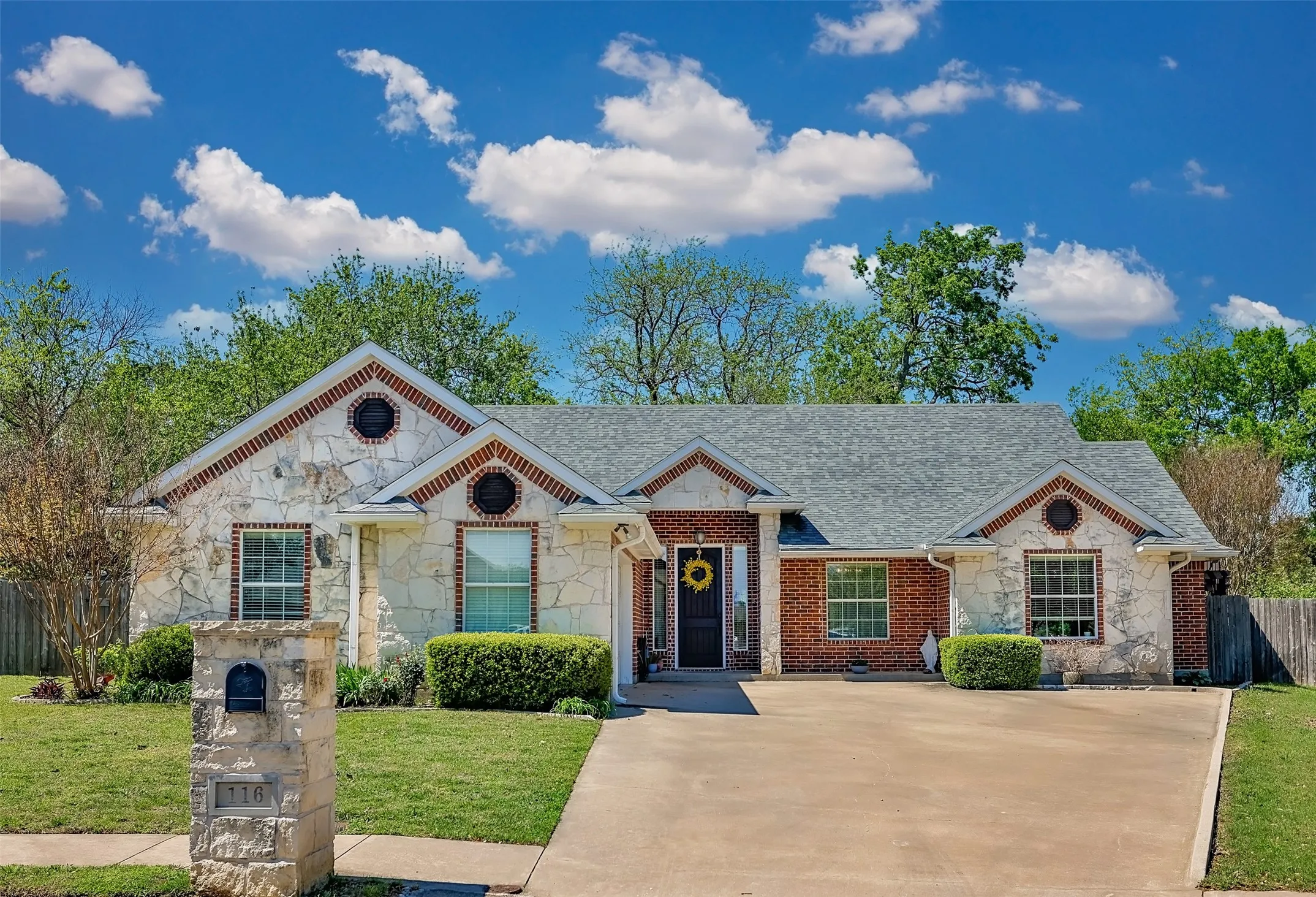 Single Family Residence For Sale in Grayson County , 116 Ashlyn Court, Whitesboro, Texas 76273, 3 Bedroom, 2 Bathroom, 2 Garage spaces, 1,970 Sqft, built in 2006, Preowned, mls#21228696, Real Estate Agent in Whitesboro, Homes For Sale in Grayson county, Homes For Sale in Whitesboro, Realtor in Whitesboro Texas, Real Estate Brokerage Independent Realty Texas, Luminita Cordes Realtor