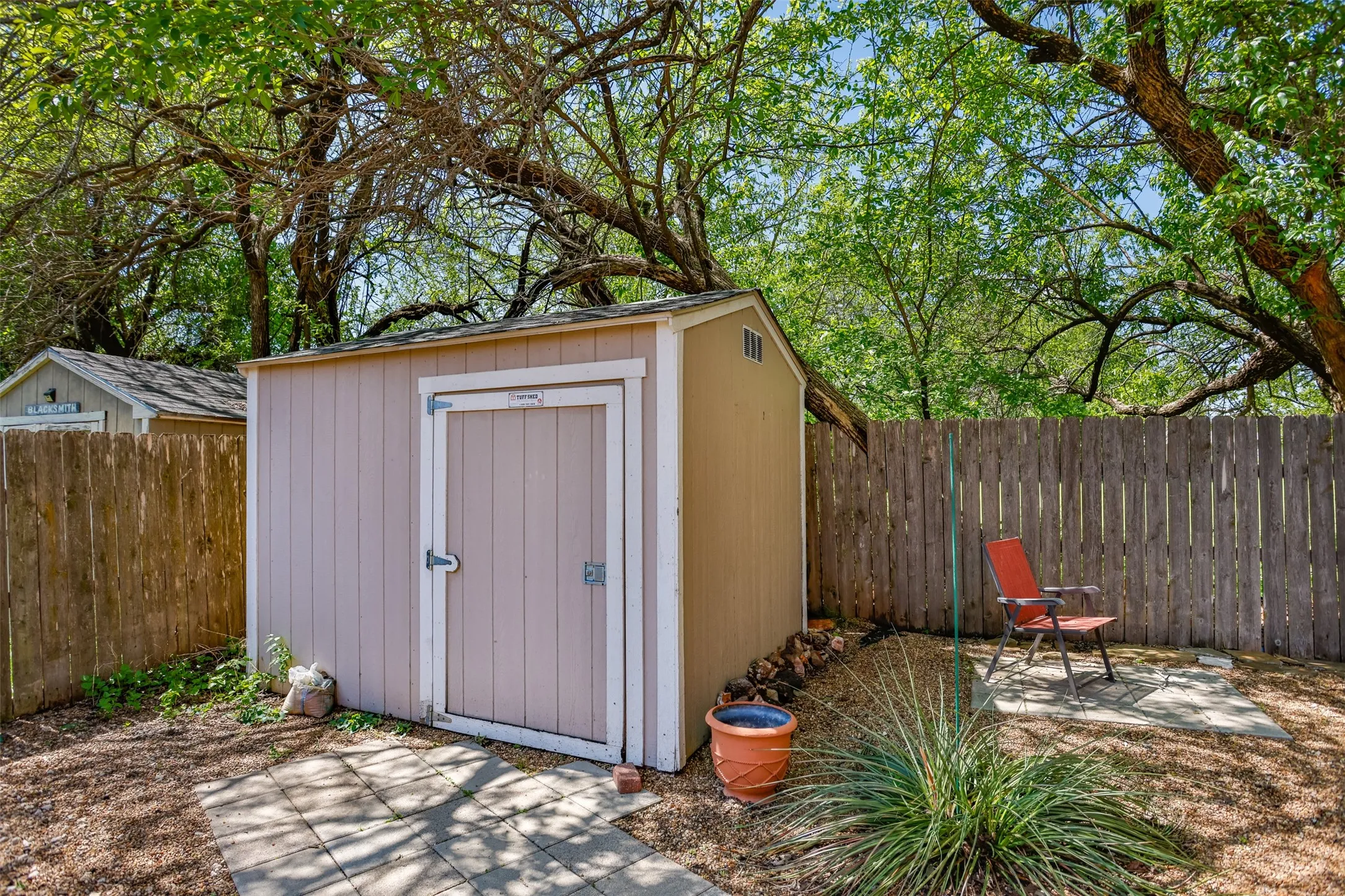 Single Family Residence For Sale in Grayson County , 116 Ashlyn Court, Whitesboro, Texas 76273, 3 Bedroom, 2 Bathroom, 2 Garage spaces, 1,970 Sqft, built in 2006, Preowned, mls#21228696, Real Estate Agent in Whitesboro, Homes For Sale in Grayson county, Homes For Sale in Whitesboro, Realtor in Whitesboro Texas, Real Estate Brokerage Independent Realty Texas, Luminita Cordes Realtor