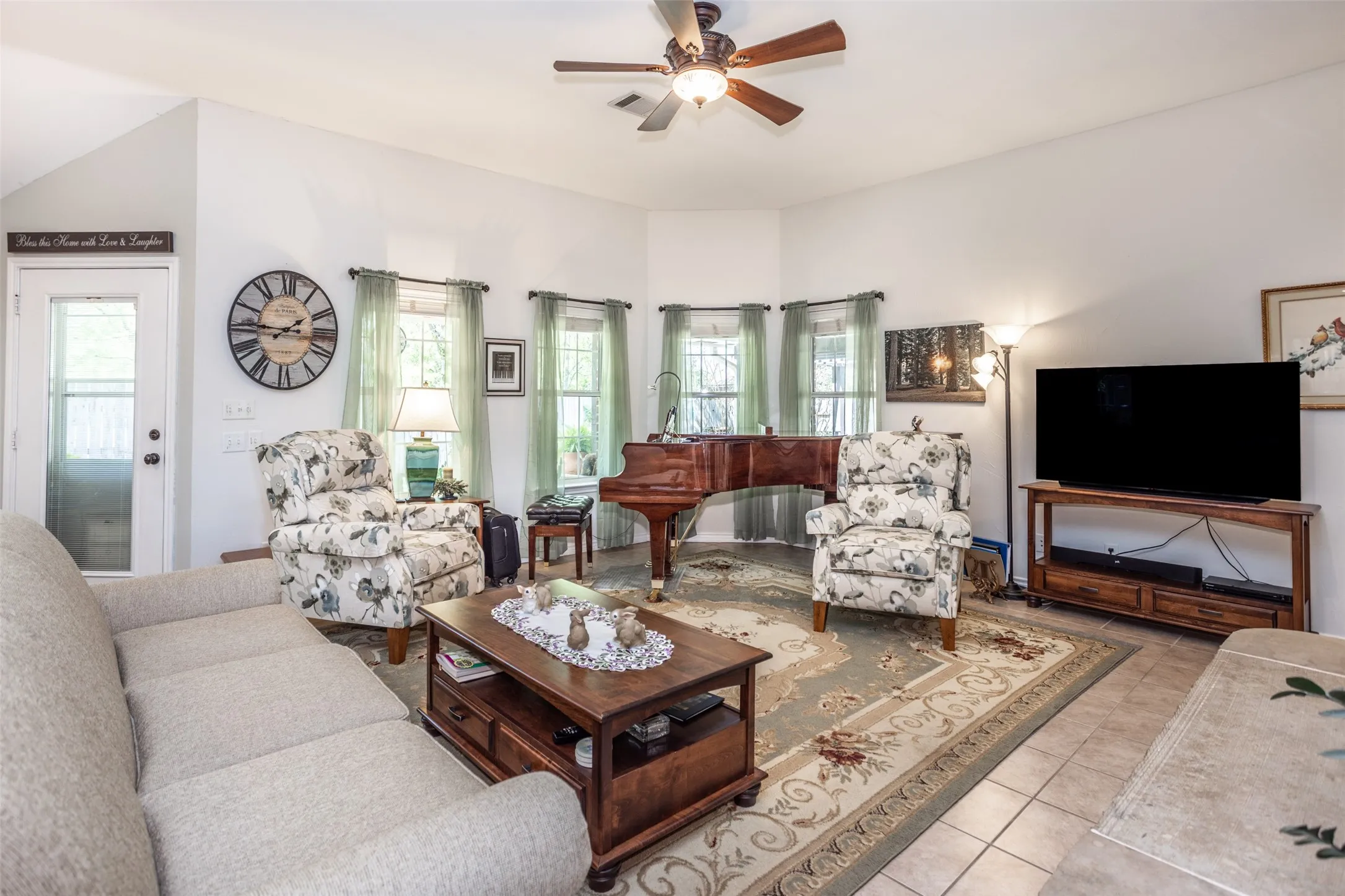 Single Family Residence For Sale in Grayson County , 116 Ashlyn Court, Whitesboro, Texas 76273, 3 Bedroom, 2 Bathroom, 2 Garage spaces, 1,970 Sqft, built in 2006, Preowned, mls#21228696, Real Estate Agent in Whitesboro, Homes For Sale in Grayson county, Homes For Sale in Whitesboro, Realtor in Whitesboro Texas, Real Estate Brokerage Independent Realty Texas, Luminita Cordes Realtor