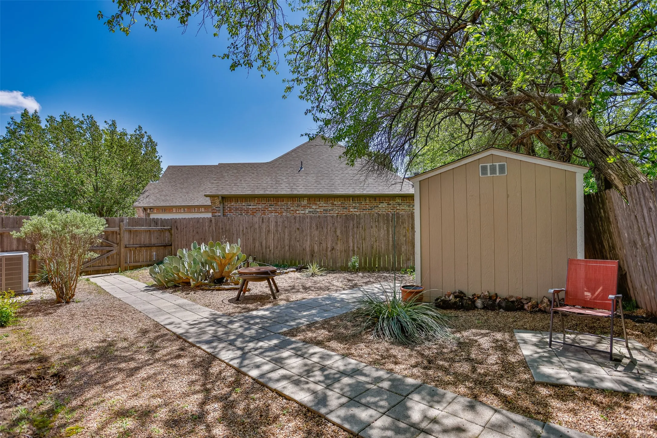Single Family Residence For Sale in Grayson County , 116 Ashlyn Court, Whitesboro, Texas 76273, 3 Bedroom, 2 Bathroom, 2 Garage spaces, 1,970 Sqft, built in 2006, Preowned, mls#21228696, Real Estate Agent in Whitesboro, Homes For Sale in Grayson county, Homes For Sale in Whitesboro, Realtor in Whitesboro Texas, Real Estate Brokerage Independent Realty Texas, Luminita Cordes Realtor