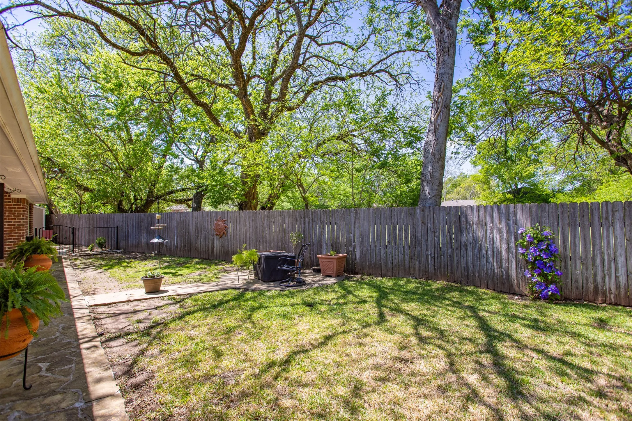 Single Family Residence For Sale in Grayson County , 116 Ashlyn Court, Whitesboro, Texas 76273, 3 Bedroom, 2 Bathroom, 2 Garage spaces, 1,970 Sqft, built in 2006, Preowned, mls#21228696, Real Estate Agent in Whitesboro, Homes For Sale in Grayson county, Homes For Sale in Whitesboro, Realtor in Whitesboro Texas, Real Estate Brokerage Independent Realty Texas, Luminita Cordes Realtor