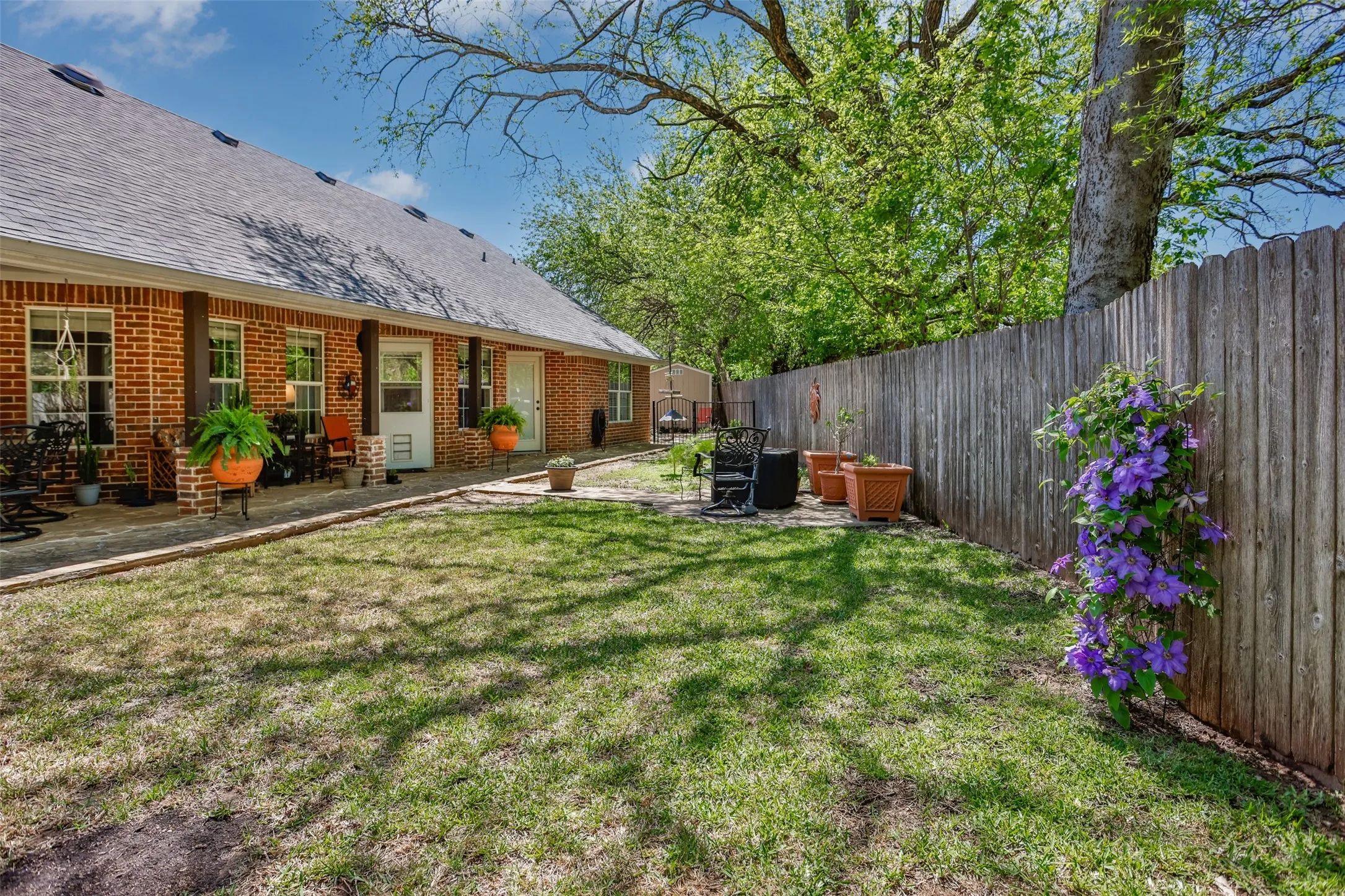 Single Family Residence For Sale in Grayson County , 116 Ashlyn Court, Whitesboro, Texas 76273, 3 Bedroom, 2 Bathroom, 2 Garage spaces, 1,970 Sqft, built in 2006, Preowned, mls#21228696, Real Estate Agent in Whitesboro, Homes For Sale in Grayson county, Homes For Sale in Whitesboro, Realtor in Whitesboro Texas, Real Estate Brokerage Independent Realty Texas, Luminita Cordes Realtor