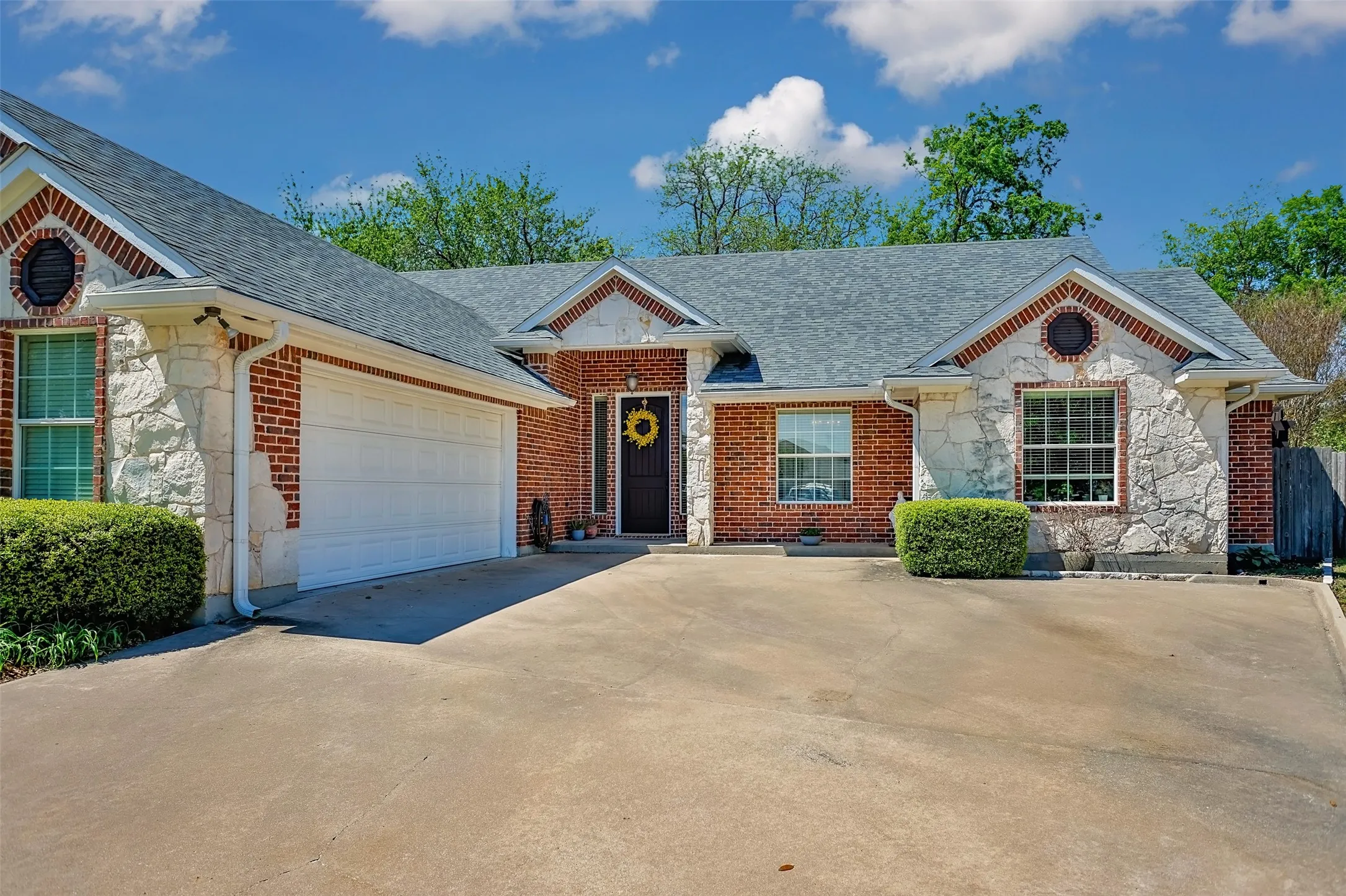 Single Family Residence For Sale in Grayson County , 116 Ashlyn Court, Whitesboro, Texas 76273, 3 Bedroom, 2 Bathroom, 2 Garage spaces, 1,970 Sqft, built in 2006, Preowned, mls#21228696, Real Estate Agent in Whitesboro, Homes For Sale in Grayson county, Homes For Sale in Whitesboro, Realtor in Whitesboro Texas, Real Estate Brokerage Independent Realty Texas, Luminita Cordes Realtor