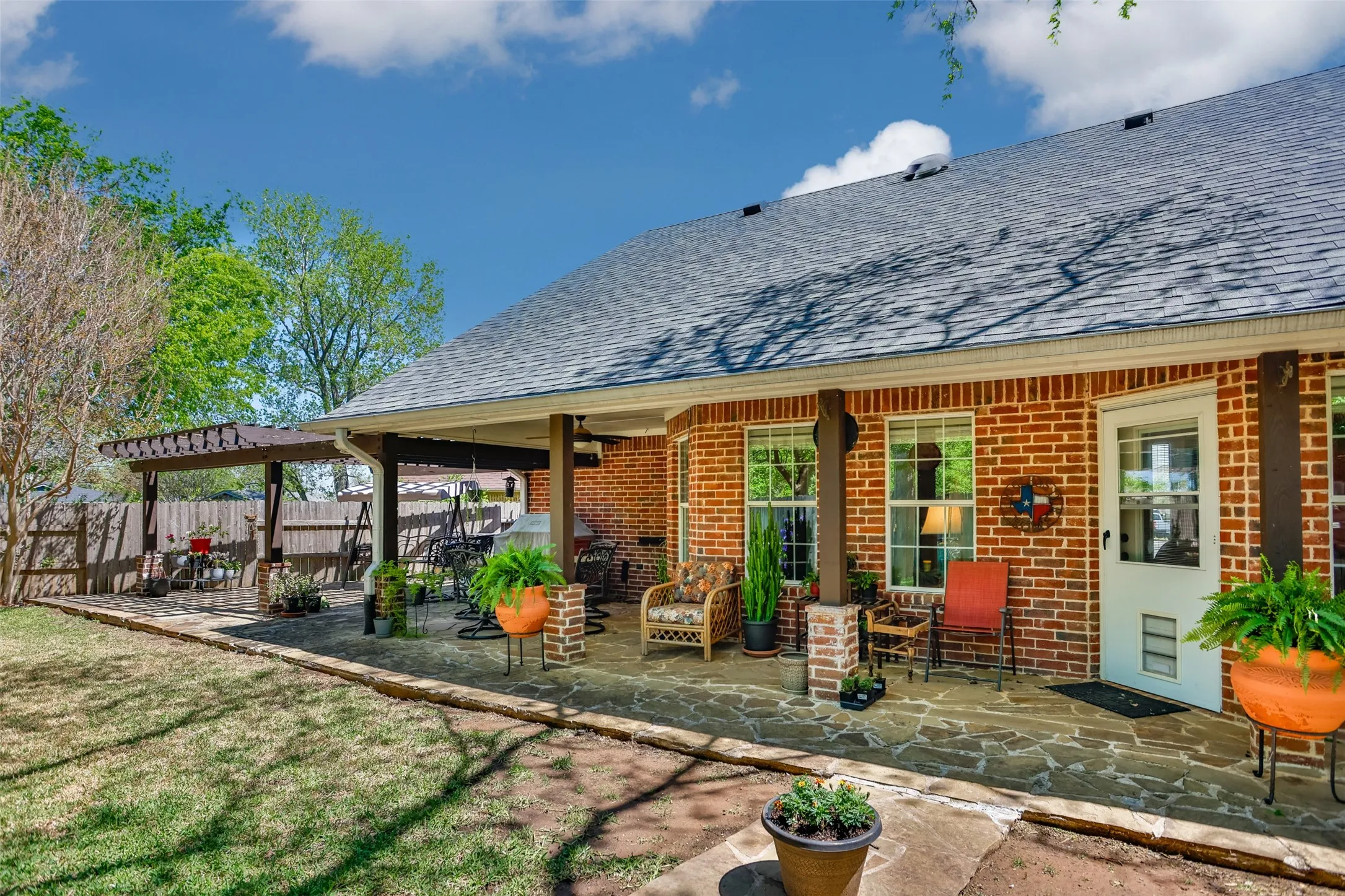 Single Family Residence For Sale in Grayson County , 116 Ashlyn Court, Whitesboro, Texas 76273, 3 Bedroom, 2 Bathroom, 2 Garage spaces, 1,970 Sqft, built in 2006, Preowned, mls#21228696, Real Estate Agent in Whitesboro, Homes For Sale in Grayson county, Homes For Sale in Whitesboro, Realtor in Whitesboro Texas, Real Estate Brokerage Independent Realty Texas, Luminita Cordes Realtor