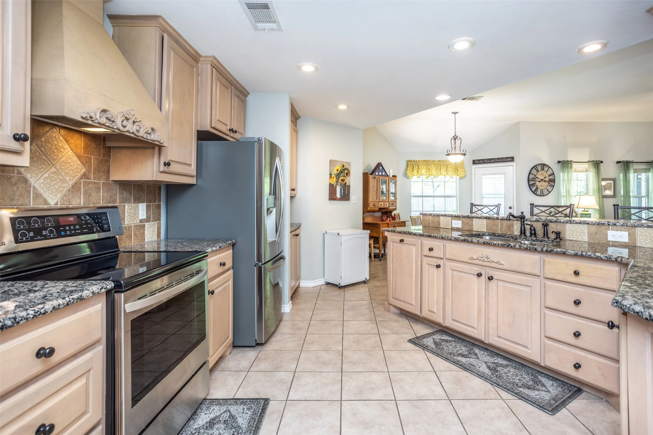 Single Family Residence For Sale in Grayson County , 116 Ashlyn Court, Whitesboro, Texas 76273, 3 Bedroom, 2 Bathroom, 2 Garage spaces, 1,970 Sqft, built in 2006, Preowned, mls#21228696, Real Estate Agent in Whitesboro, Homes For Sale in Grayson county, Homes For Sale in Whitesboro, Realtor in Whitesboro Texas, Real Estate Brokerage Independent Realty Texas, Luminita Cordes Realtor