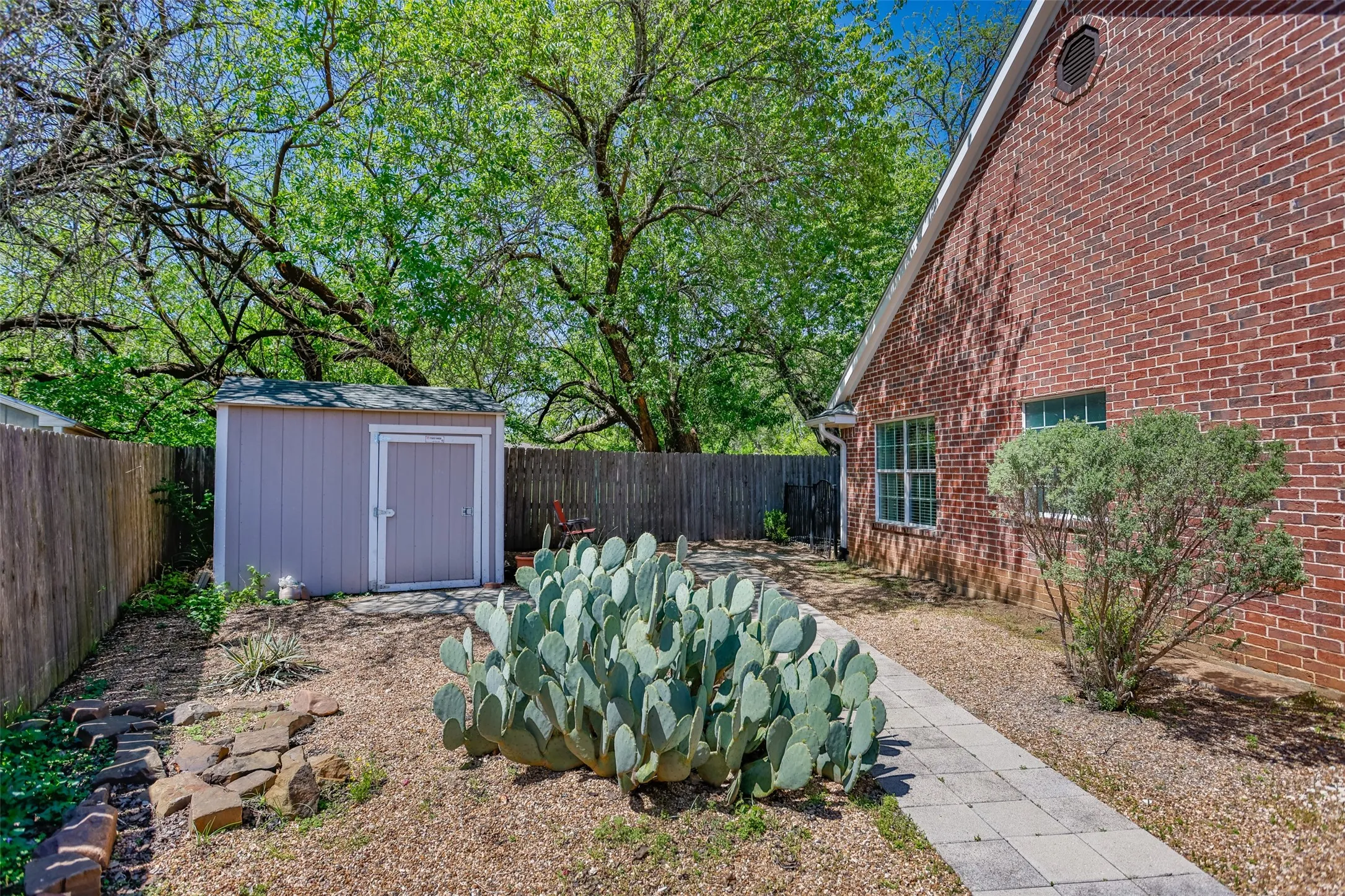 Single Family Residence For Sale in Grayson County , 116 Ashlyn Court, Whitesboro, Texas 76273, 3 Bedroom, 2 Bathroom, 2 Garage spaces, 1,970 Sqft, built in 2006, Preowned, mls#21228696, Real Estate Agent in Whitesboro, Homes For Sale in Grayson county, Homes For Sale in Whitesboro, Realtor in Whitesboro Texas, Real Estate Brokerage Independent Realty Texas, Luminita Cordes Realtor