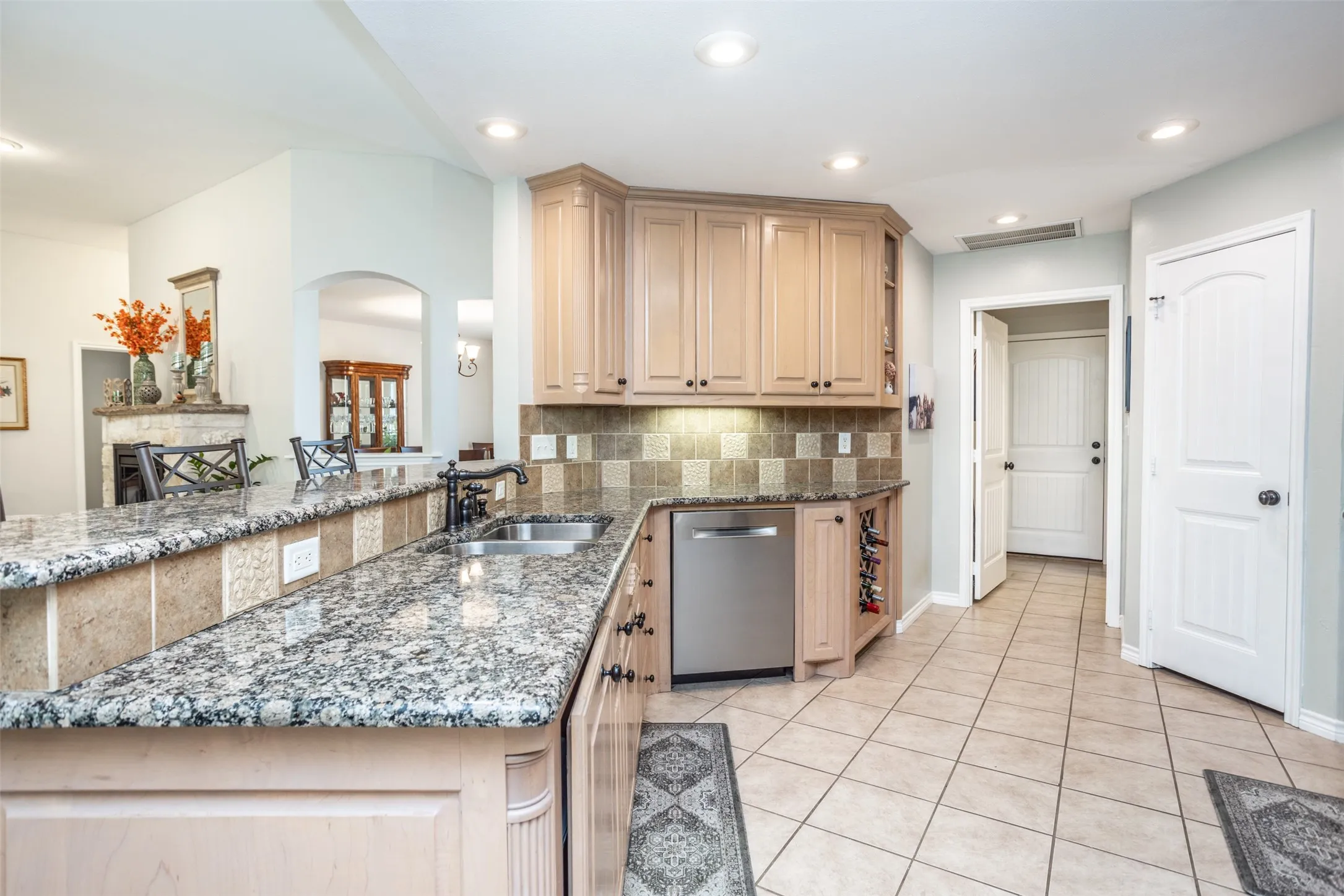 Single Family Residence For Sale in Grayson County , 116 Ashlyn Court, Whitesboro, Texas 76273, 3 Bedroom, 2 Bathroom, 2 Garage spaces, 1,970 Sqft, built in 2006, Preowned, mls#21228696, Real Estate Agent in Whitesboro, Homes For Sale in Grayson county, Homes For Sale in Whitesboro, Realtor in Whitesboro Texas, Real Estate Brokerage Independent Realty Texas, Luminita Cordes Realtor